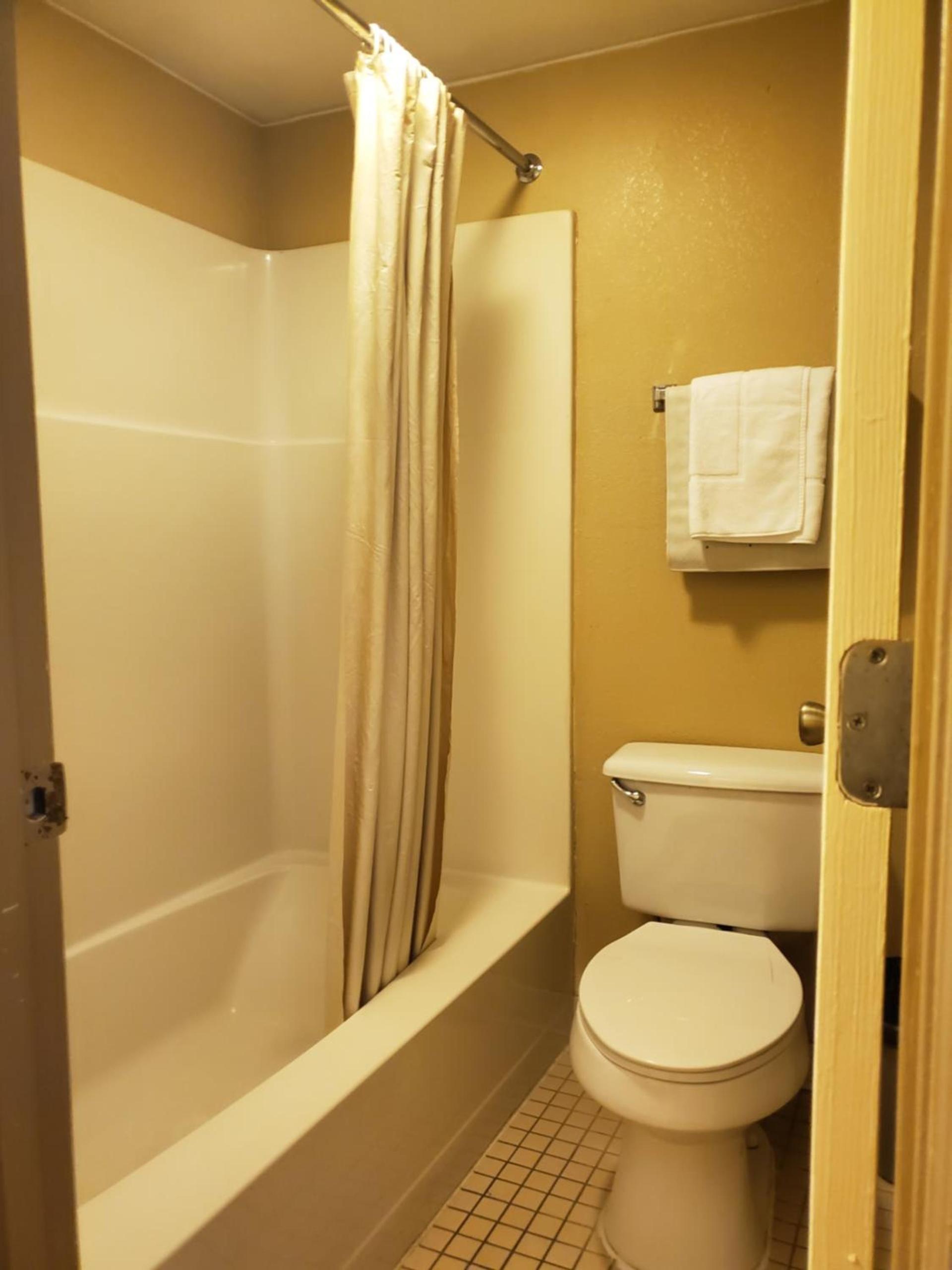 Colonial House Motel photo 68