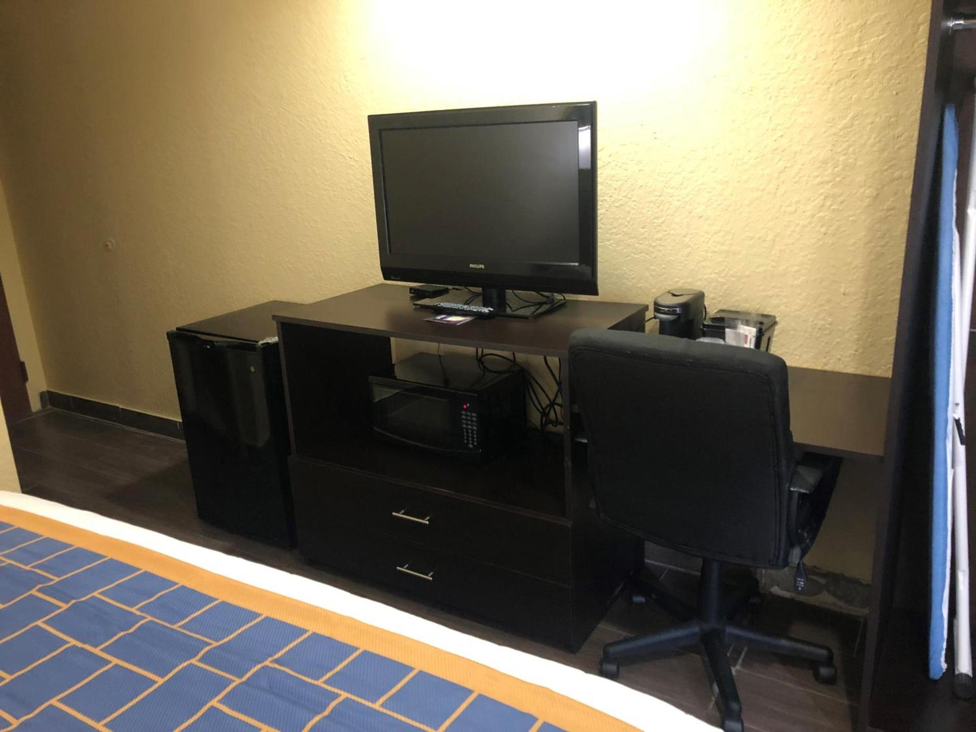 Days Inn & Suites by Wyndham Tampa/Raymond James Stadium photo 32