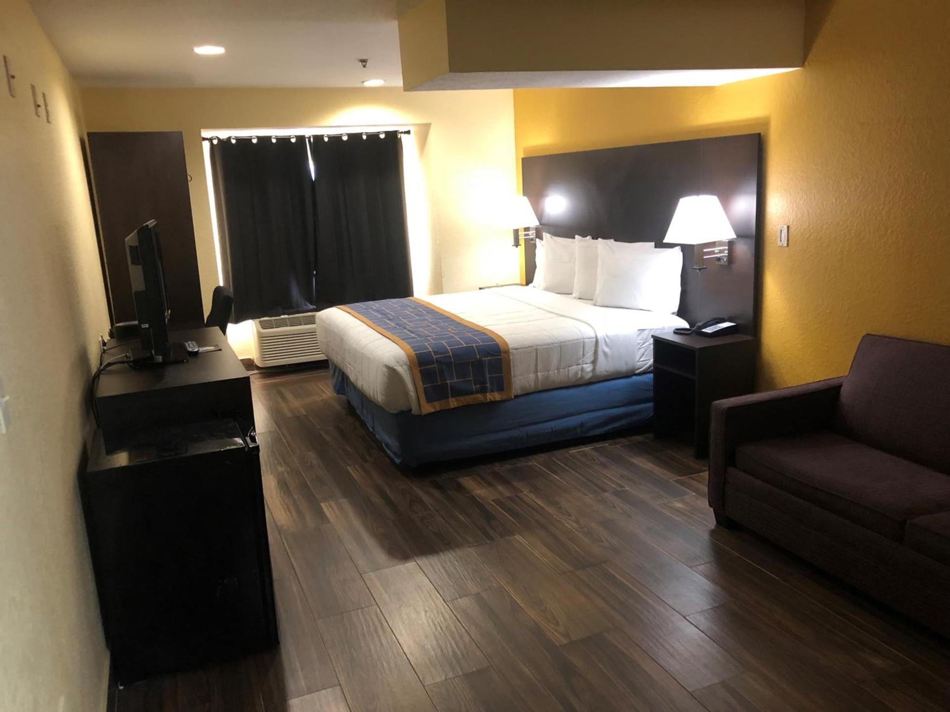 Days Inn & Suites by Wyndham Tampa/Raymond James Stadium photo 40