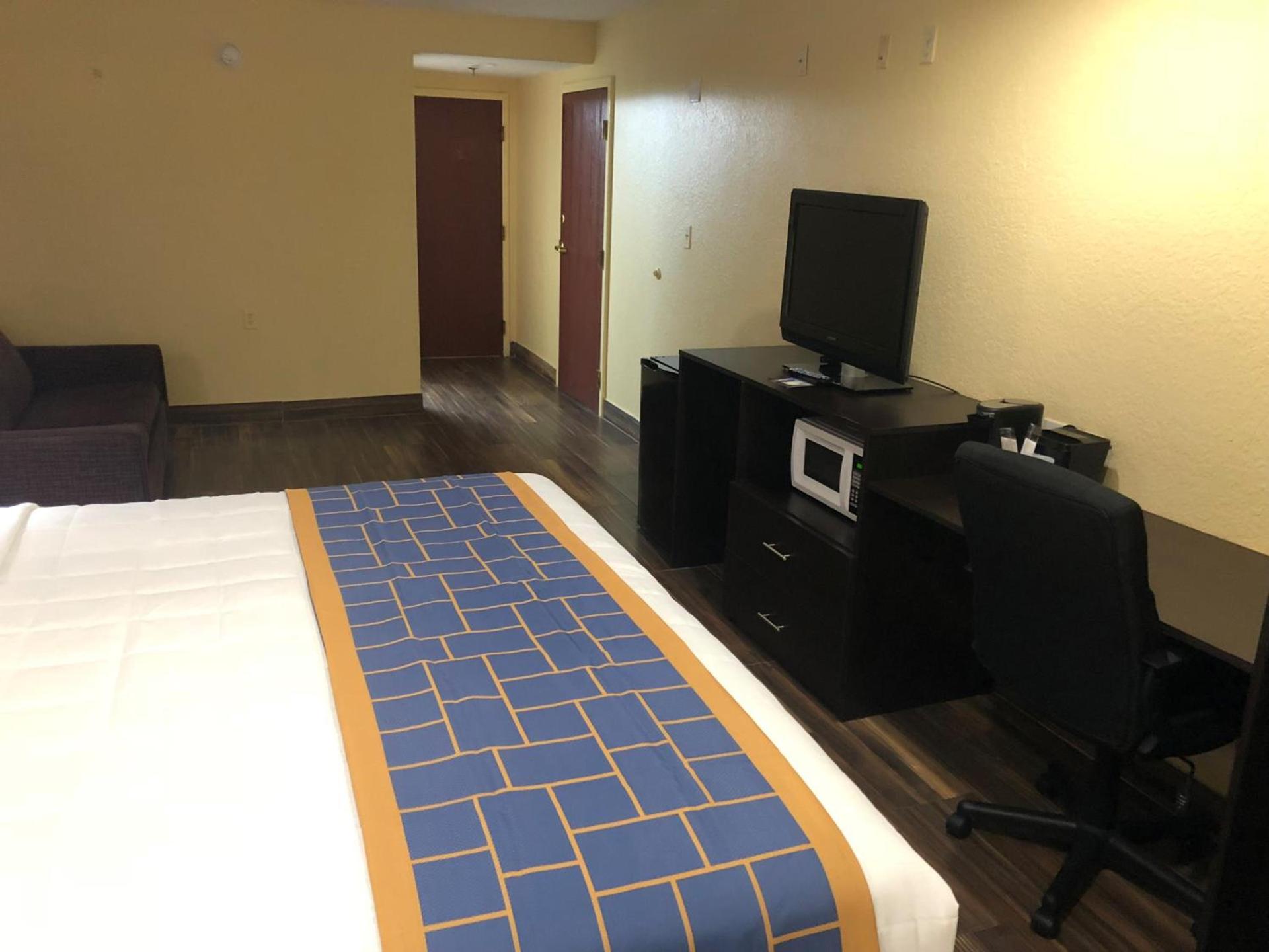 Days Inn & Suites by Wyndham Tampa/Raymond James Stadium photo 33