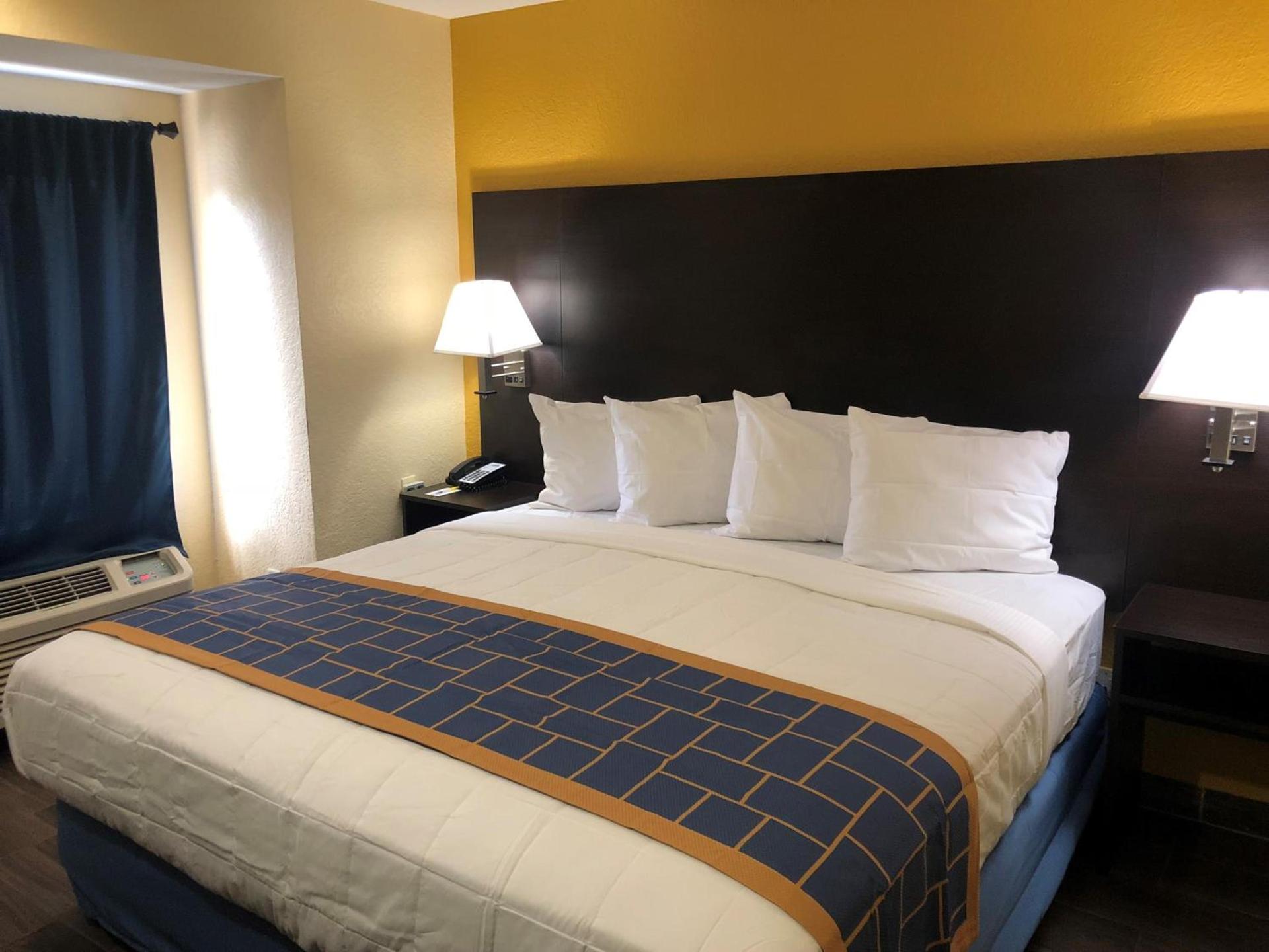 Days Inn & Suites by Wyndham Tampa/Raymond James Stadium photo 31