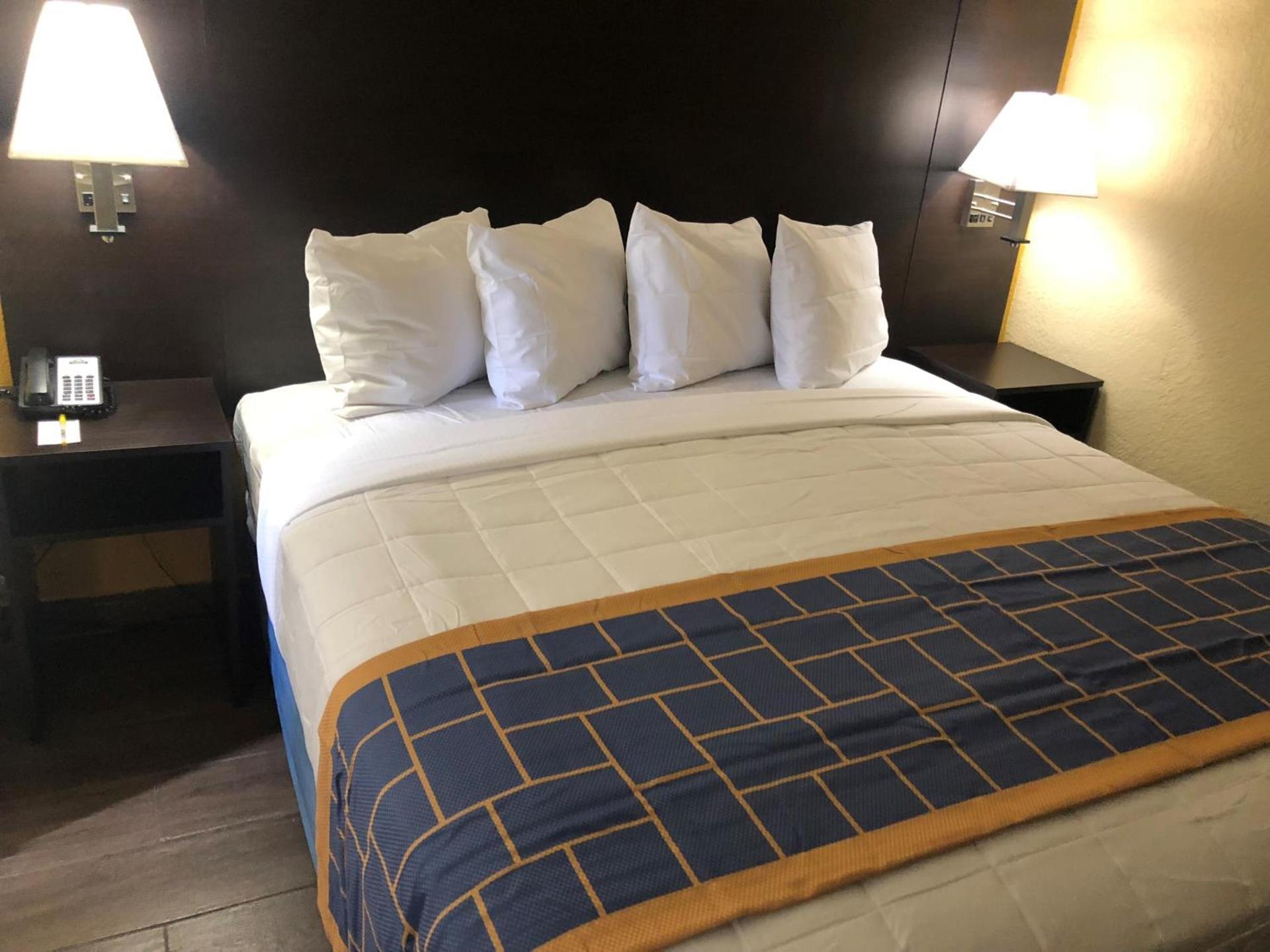 Days Inn & Suites by Wyndham Tampa/Raymond James Stadium photo 36