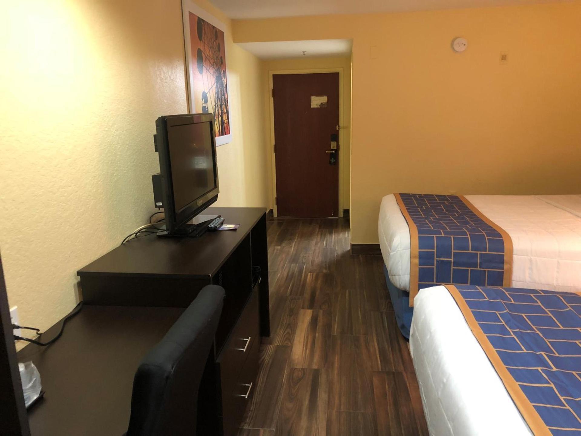 Days Inn & Suites by Wyndham Tampa/Raymond James Stadium photo 34