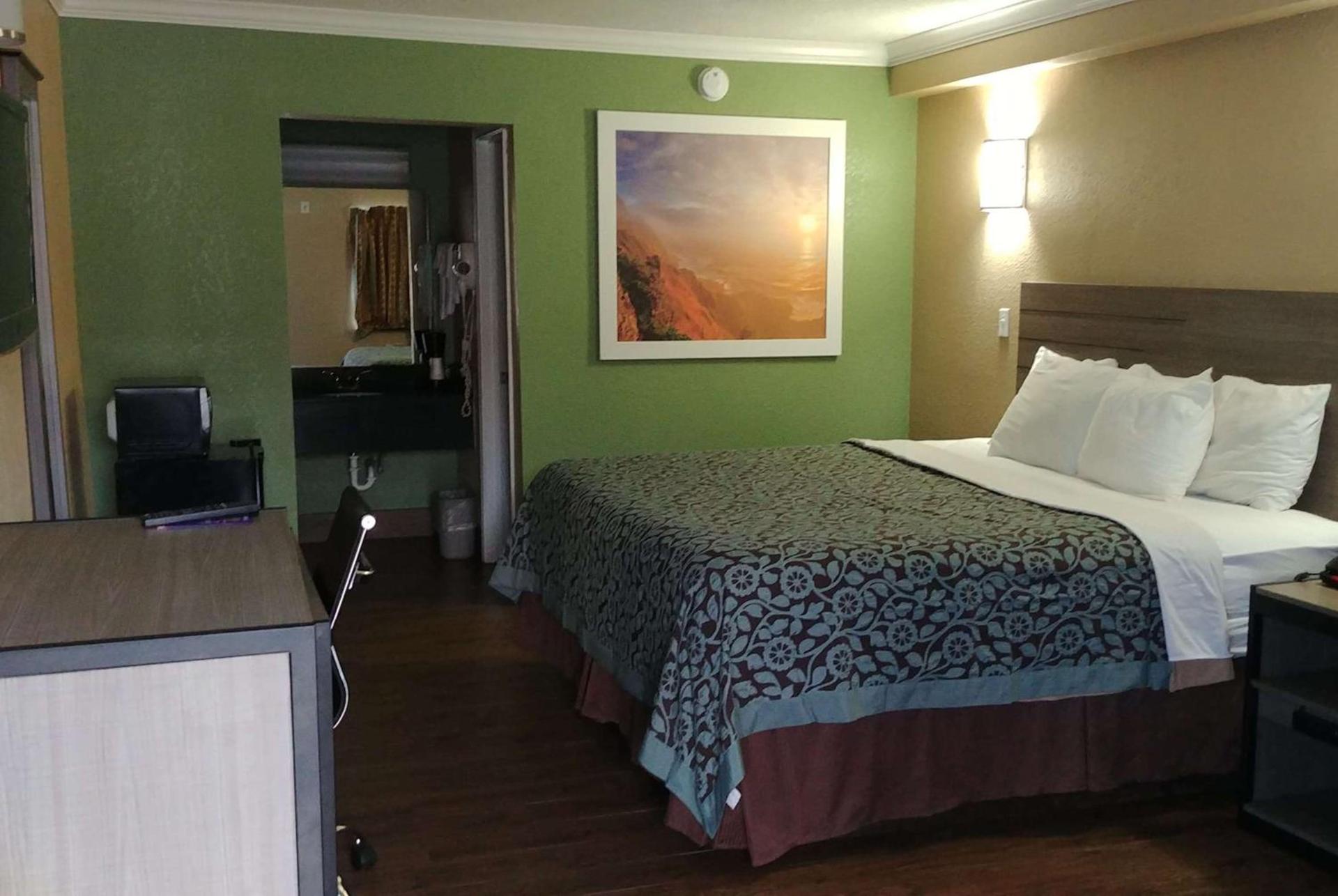Days Inn by Wyndham Houston East photo 24