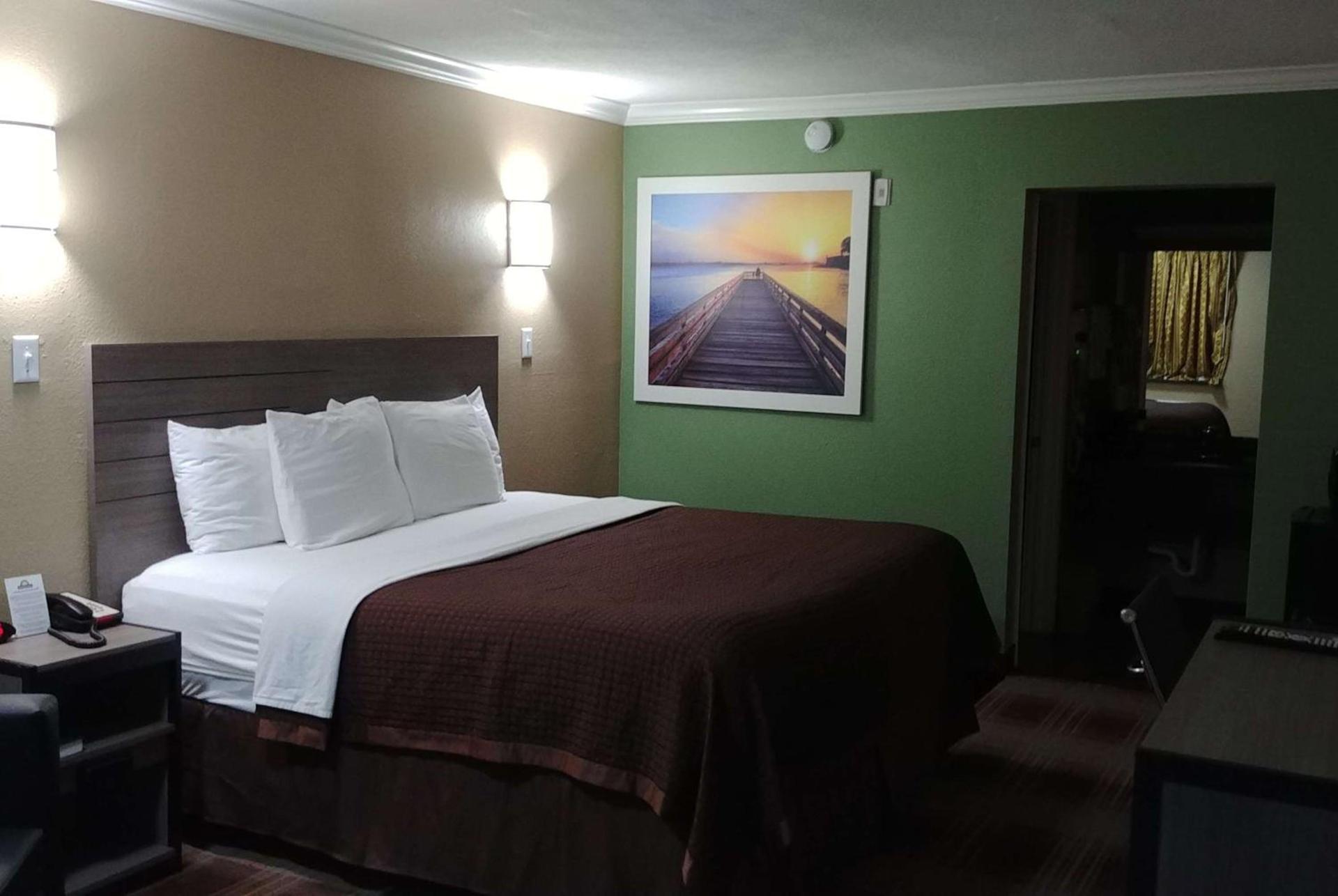 Days Inn by Wyndham Houston East photo 25