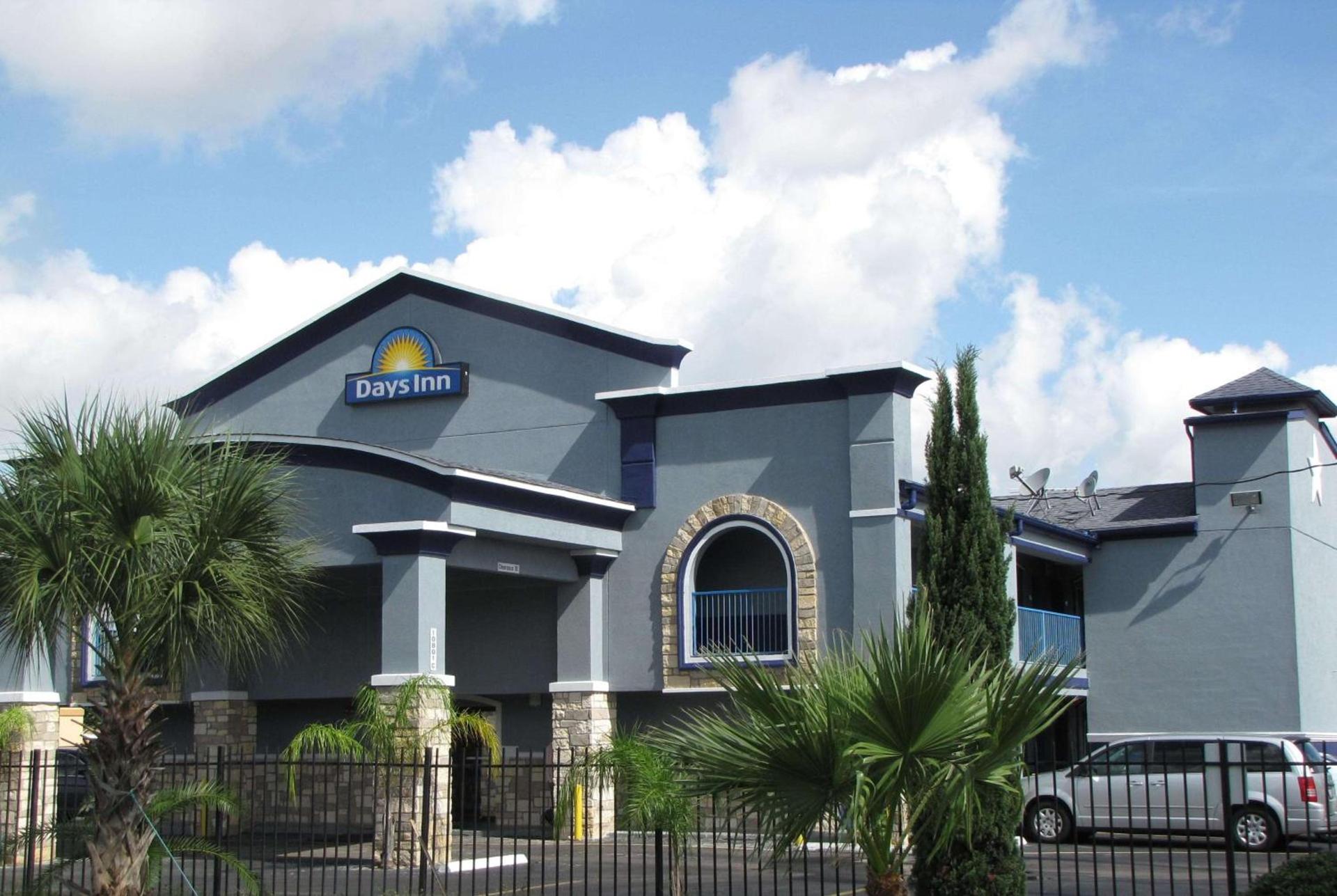 Days Inn by Wyndham Houston East photo 23