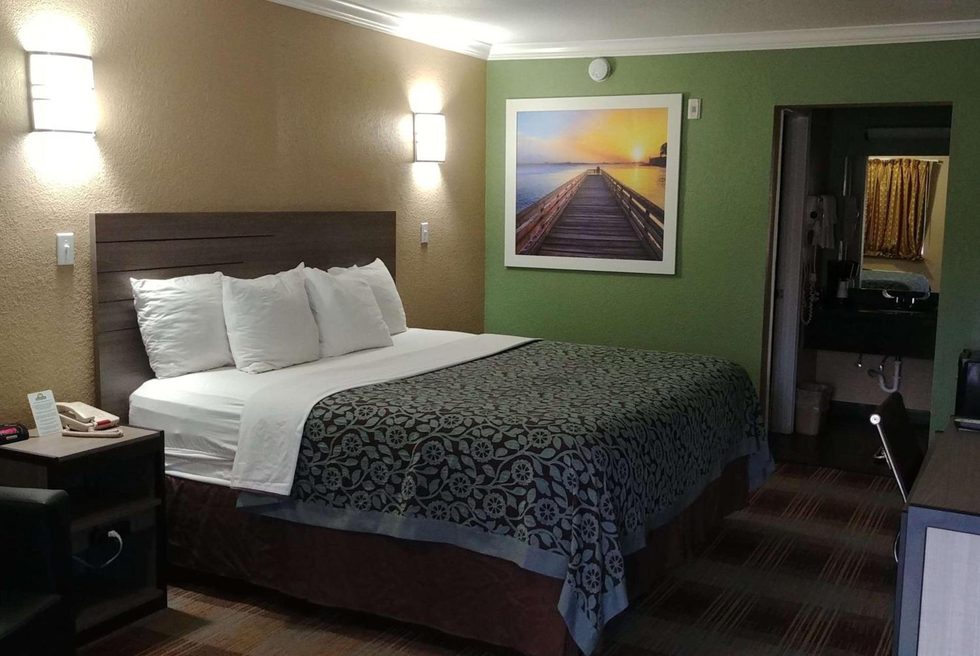 Days Inn by Wyndham Houston East photo 21