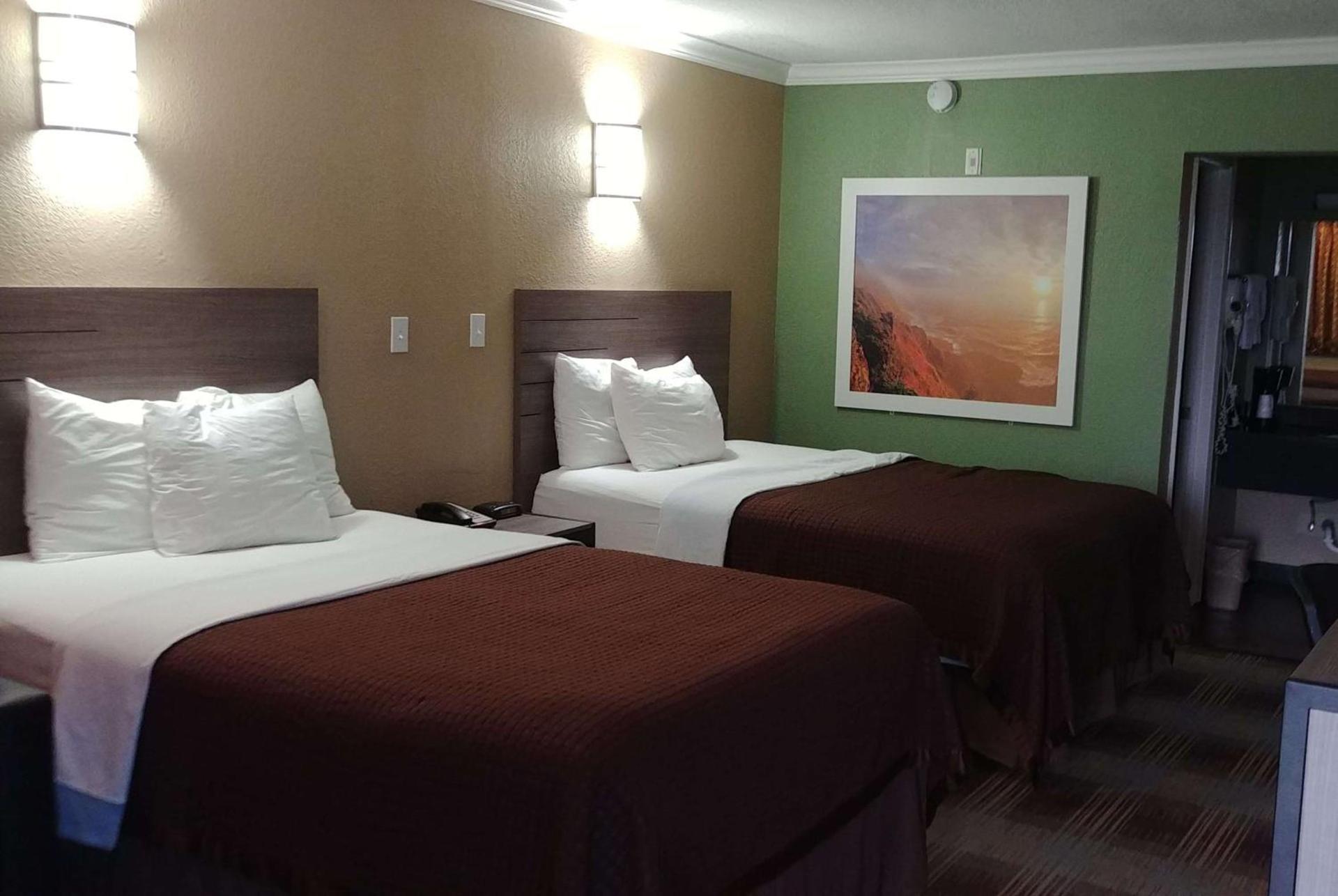 Days Inn by Wyndham Houston East photo 18
