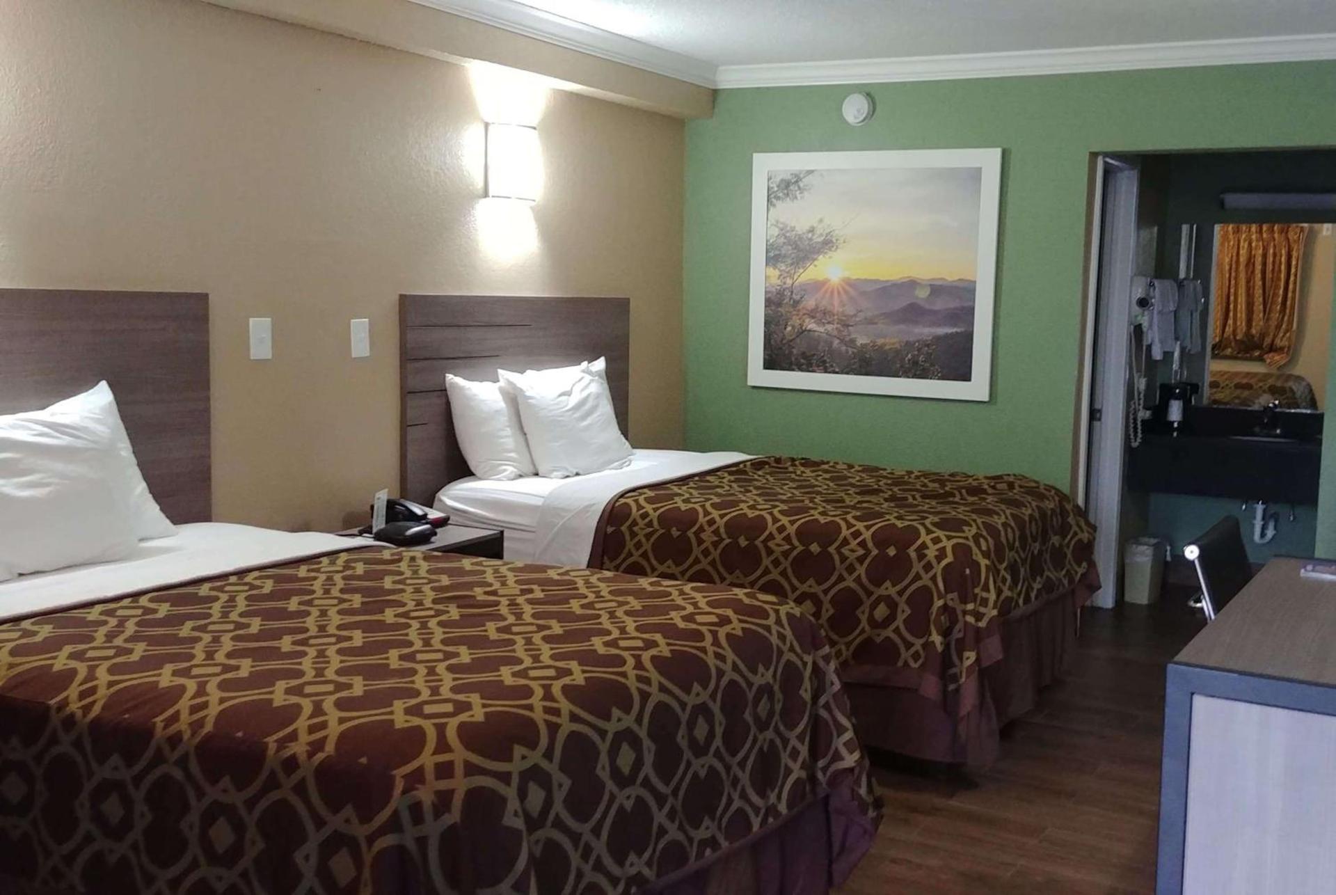 Days Inn by Wyndham Houston East photo 16
