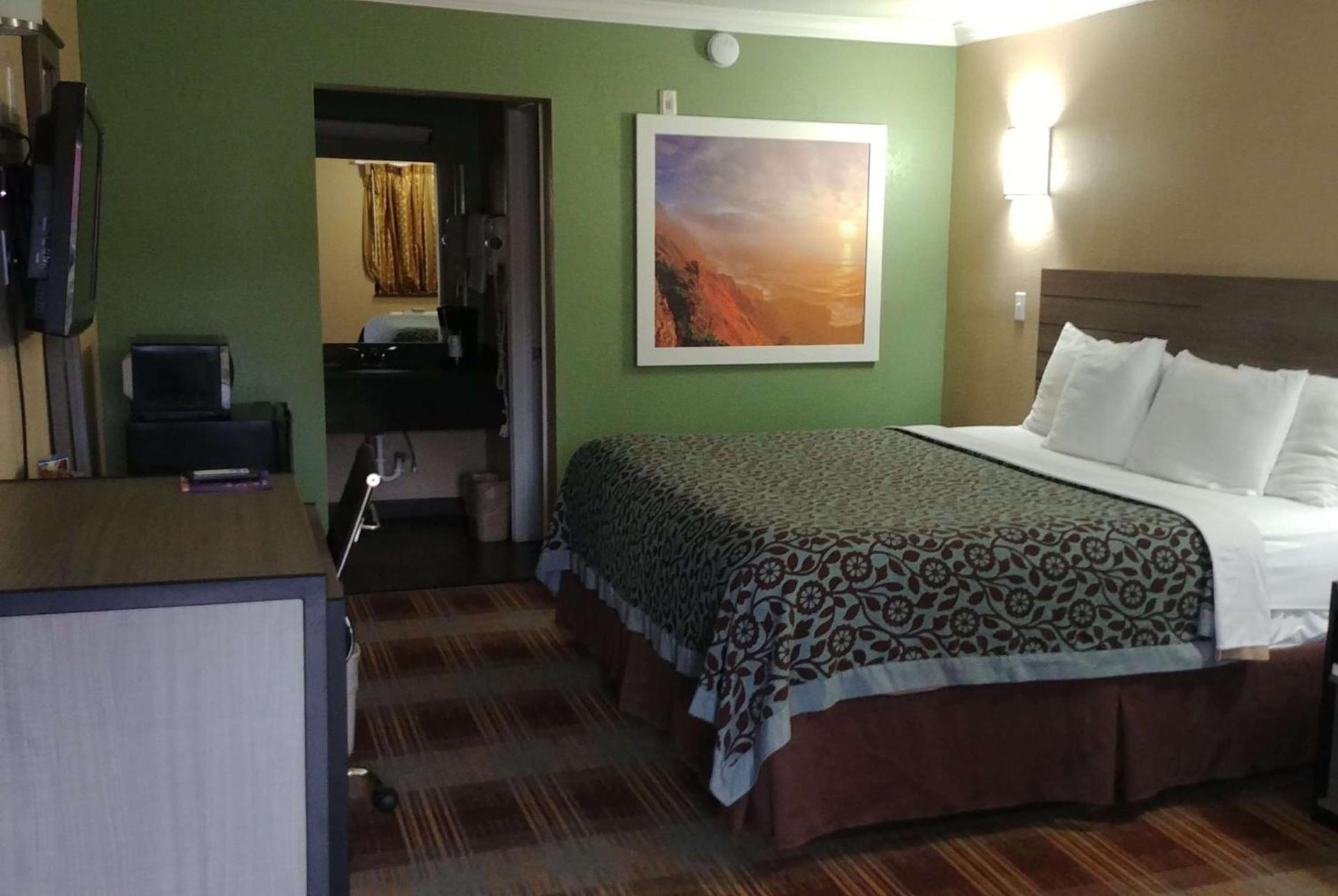 Days Inn by Wyndham Houston East photo 15