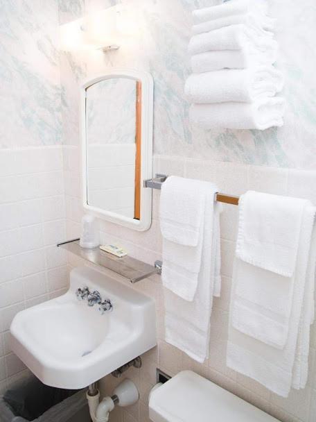 Colonial motel photo 87