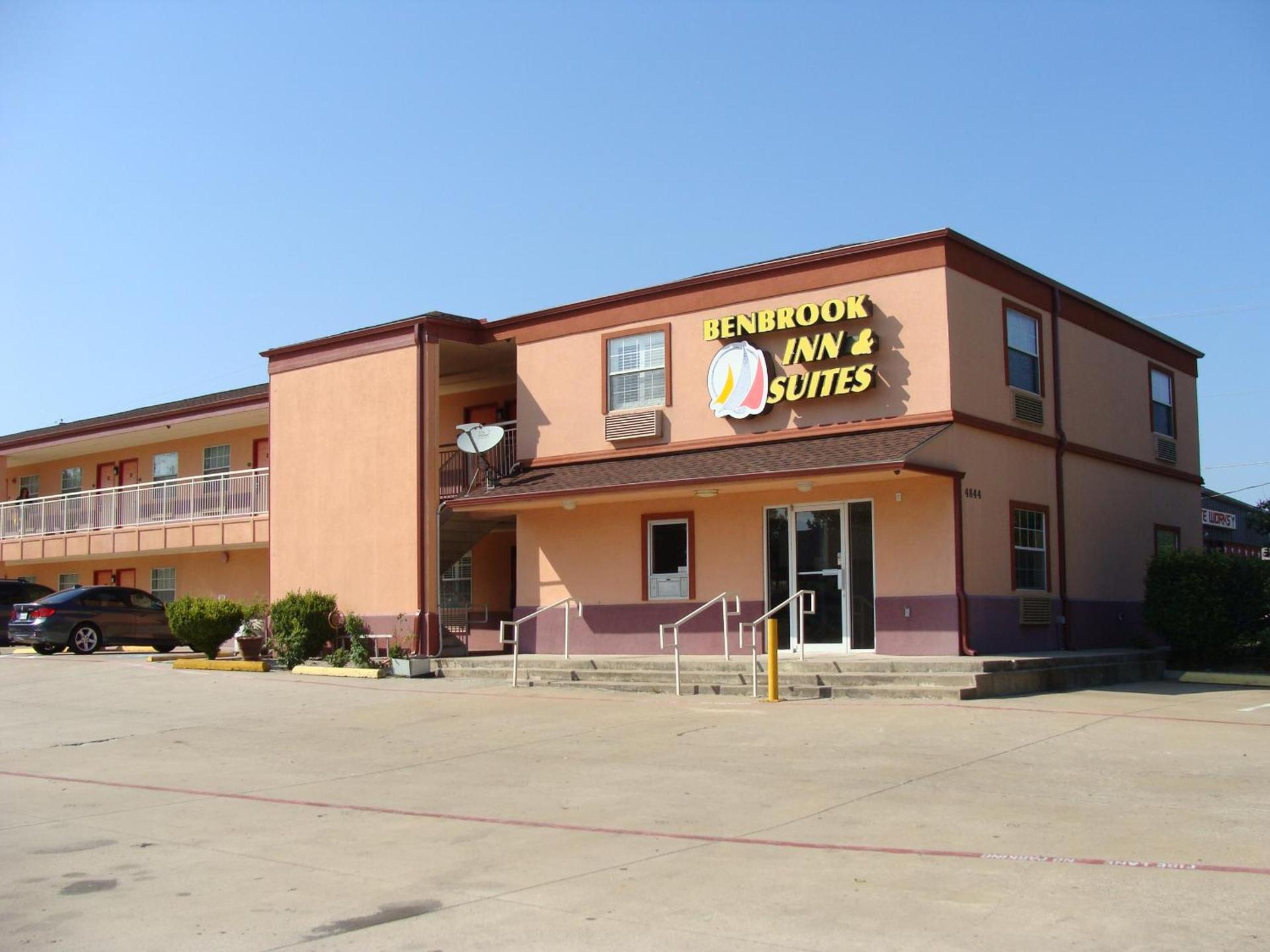 Benbrook Inn & Suites photo 1