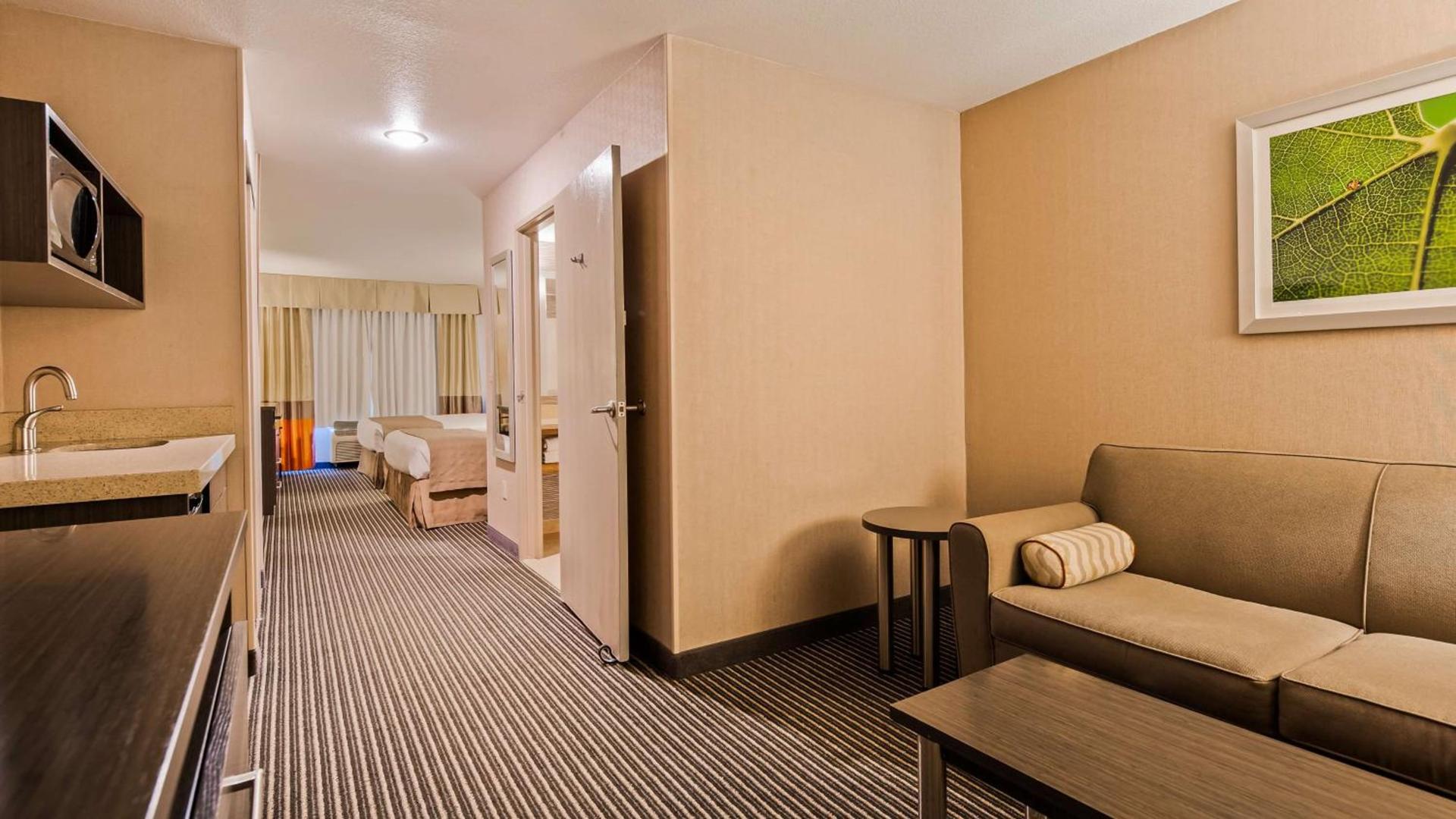Best Western Plus Rama Inn & Suites photo 23