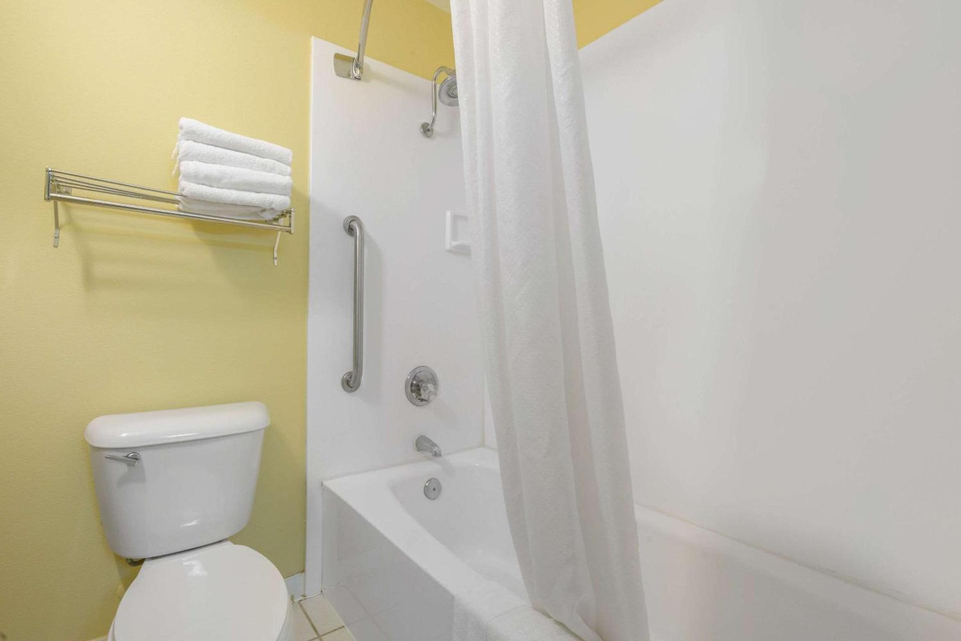 Econo Lodge Inn & Suites Triadelphia - Wheeling photo 31