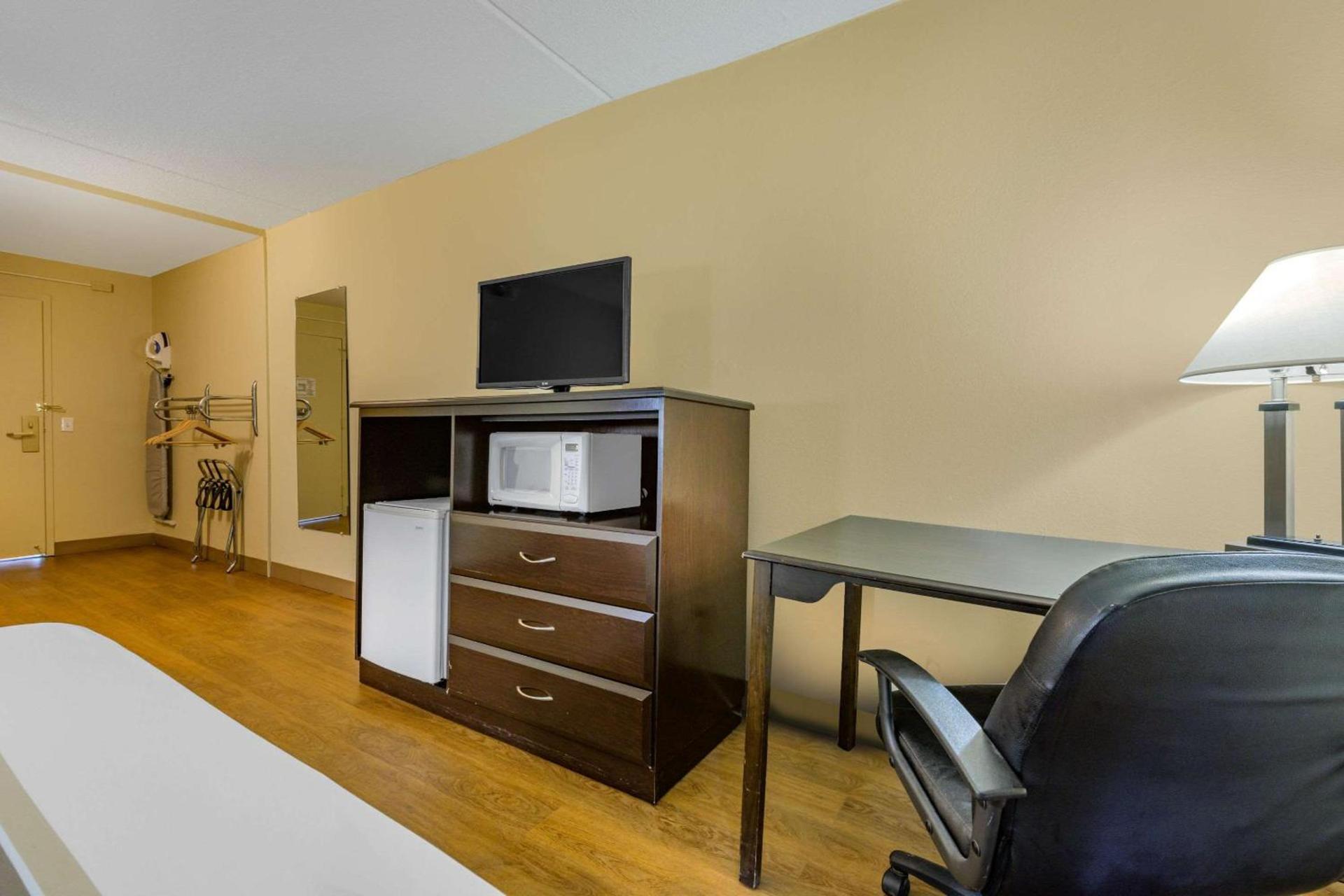 Econo Lodge Inn & Suites Triadelphia - Wheeling photo 28