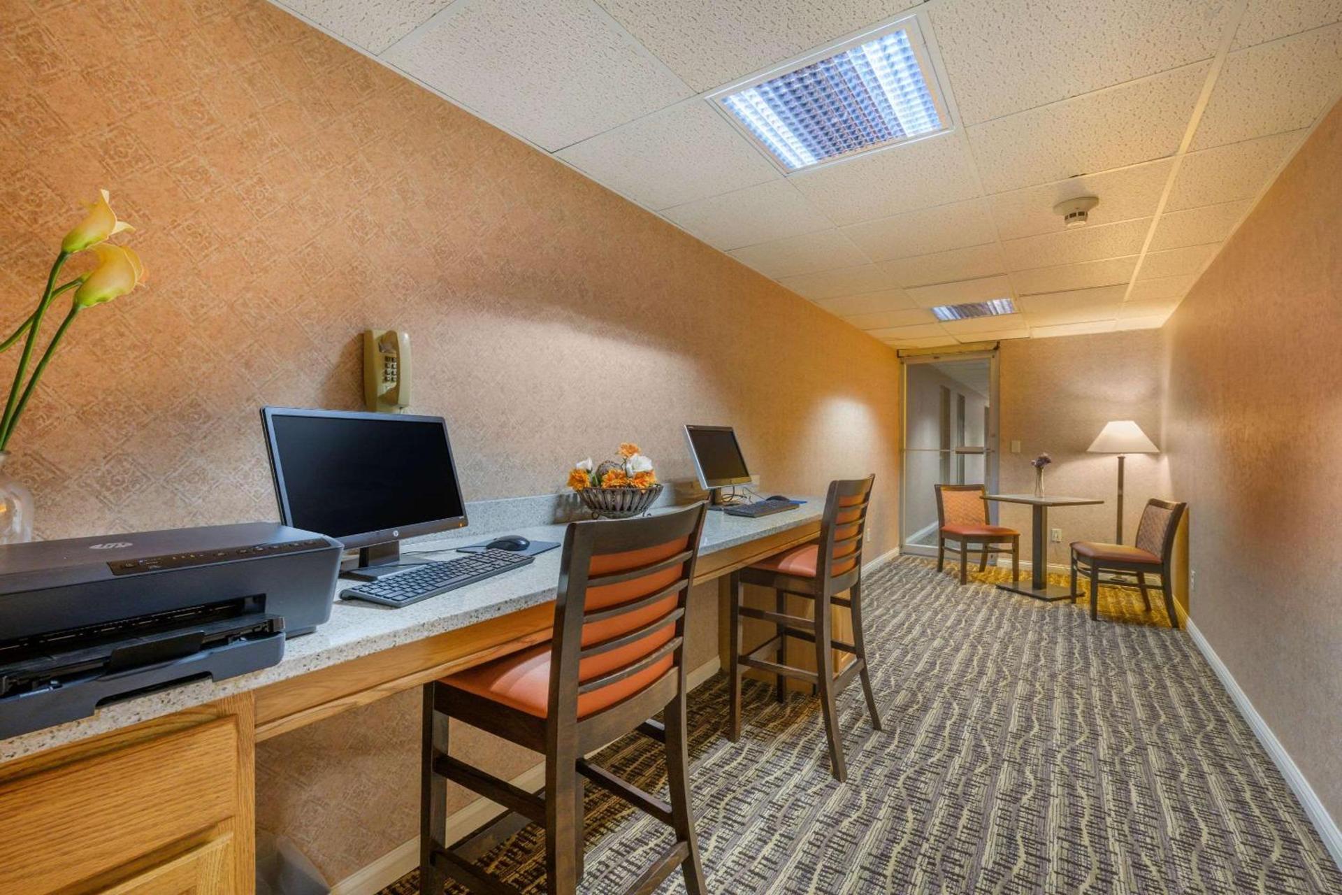 Econo Lodge Inn & Suites Triadelphia - Wheeling photo 26