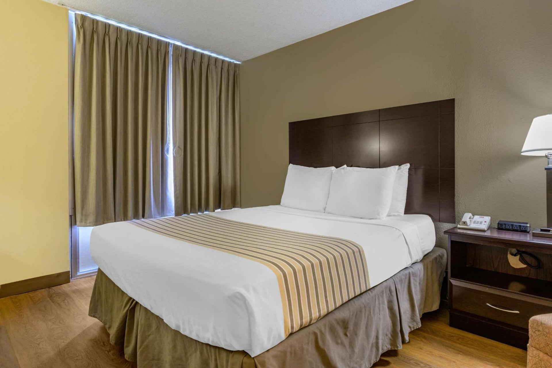 Econo Lodge Inn & Suites Triadelphia - Wheeling photo 24