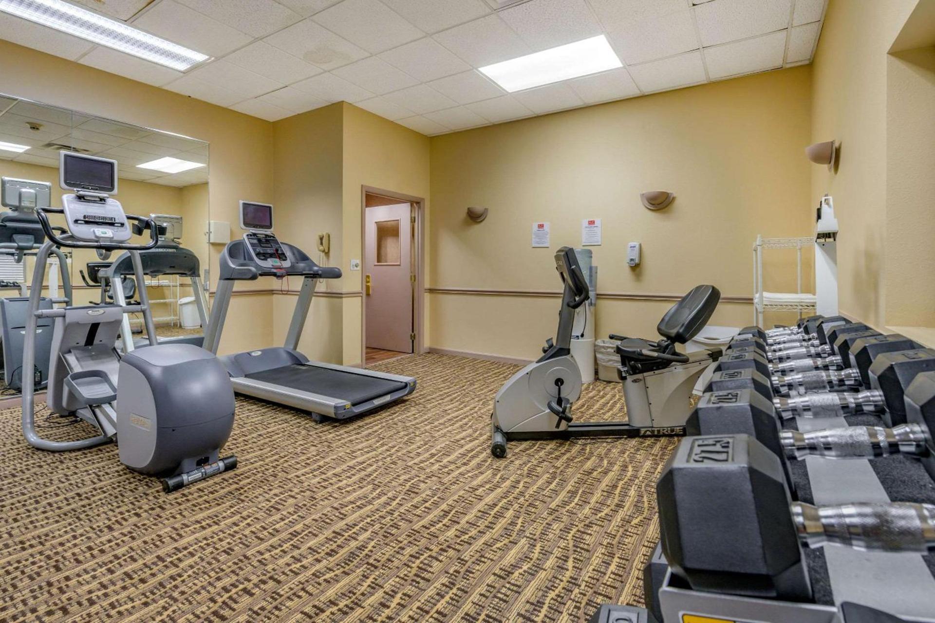 Econo Lodge Inn & Suites Triadelphia - Wheeling photo 7