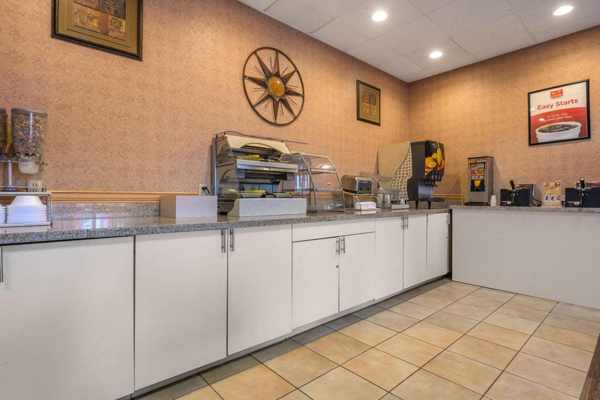 Econo Lodge Inn & Suites Triadelphia - Wheeling photo 23