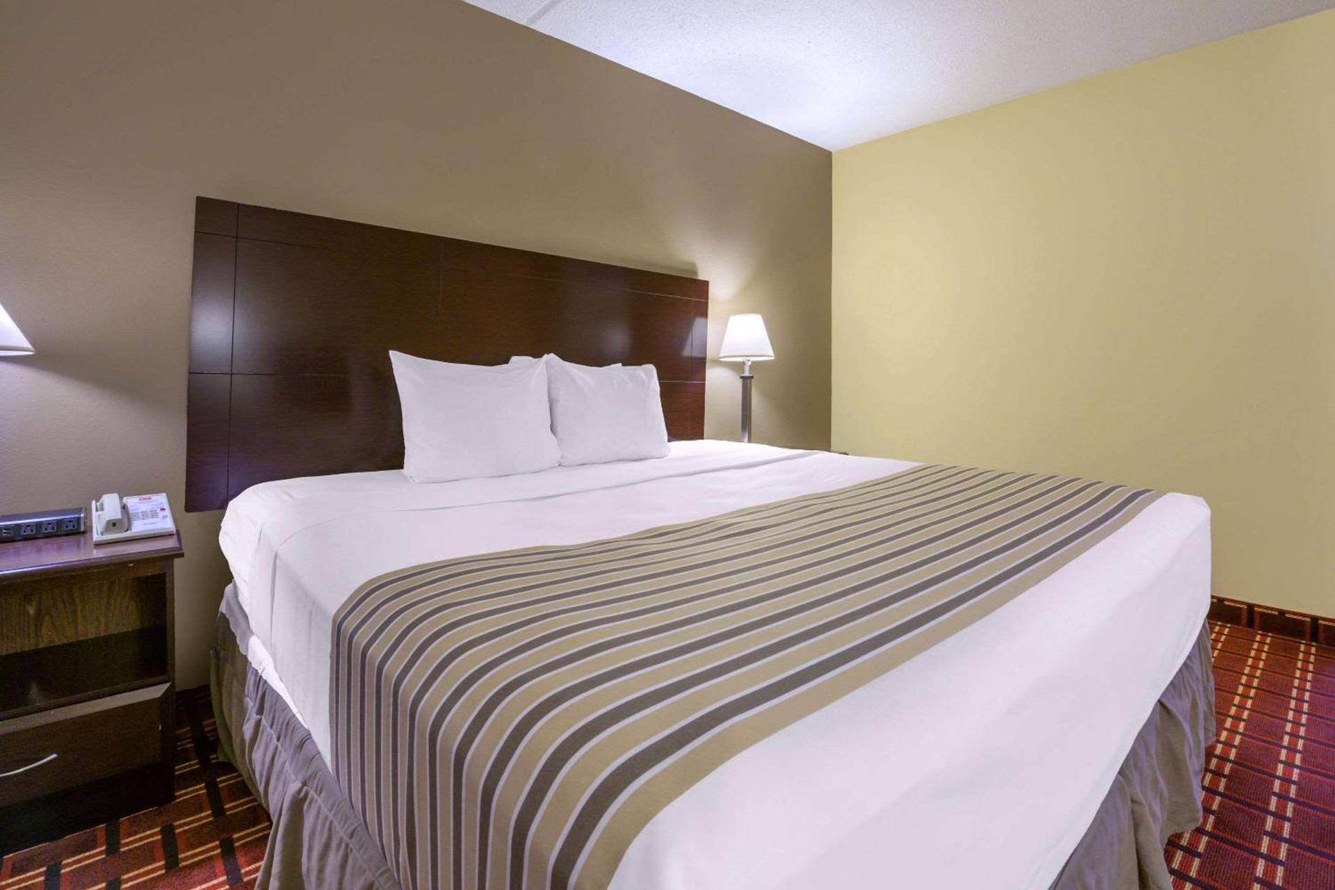 Econo Lodge Inn & Suites Triadelphia - Wheeling photo 22