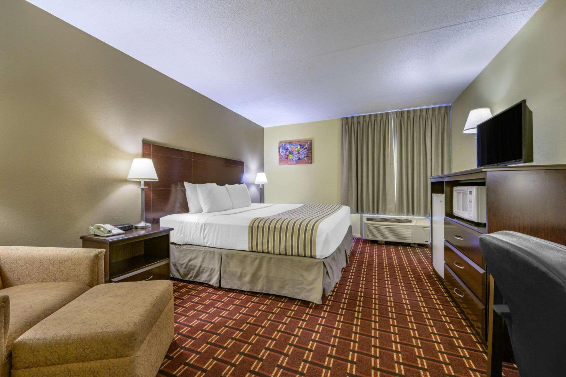 Econo Lodge Inn & Suites Triadelphia - Wheeling photo 18