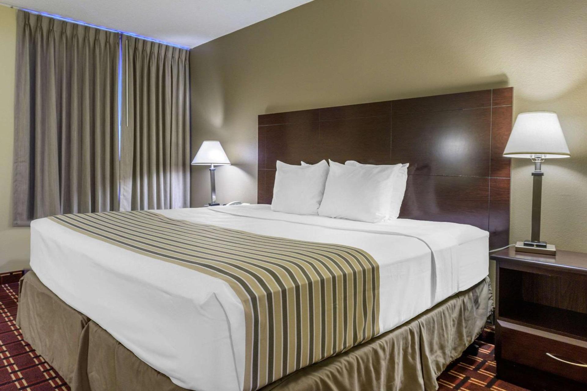 Econo Lodge Inn & Suites Triadelphia - Wheeling photo 19