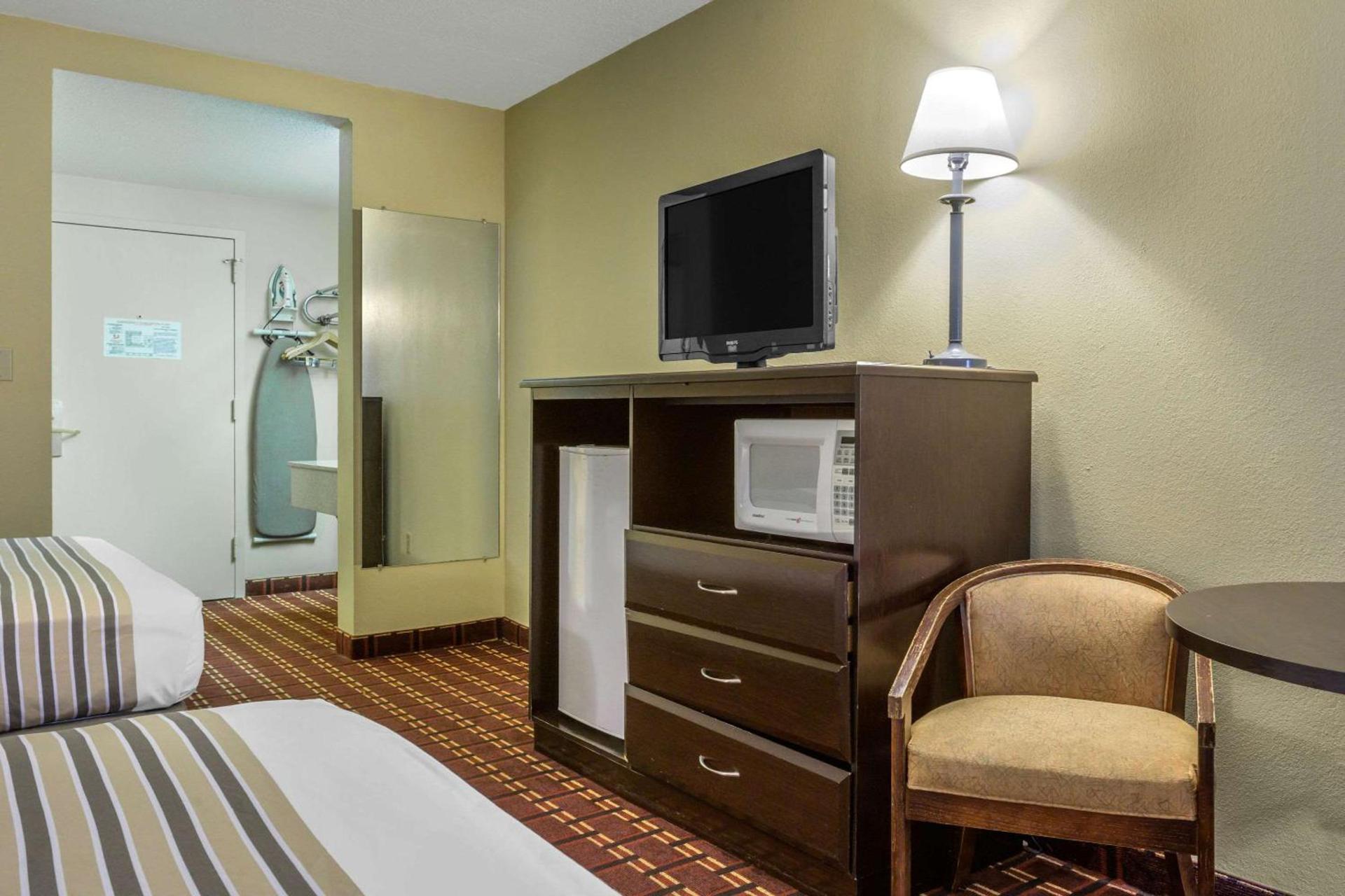 Econo Lodge Inn & Suites Triadelphia - Wheeling photo 16