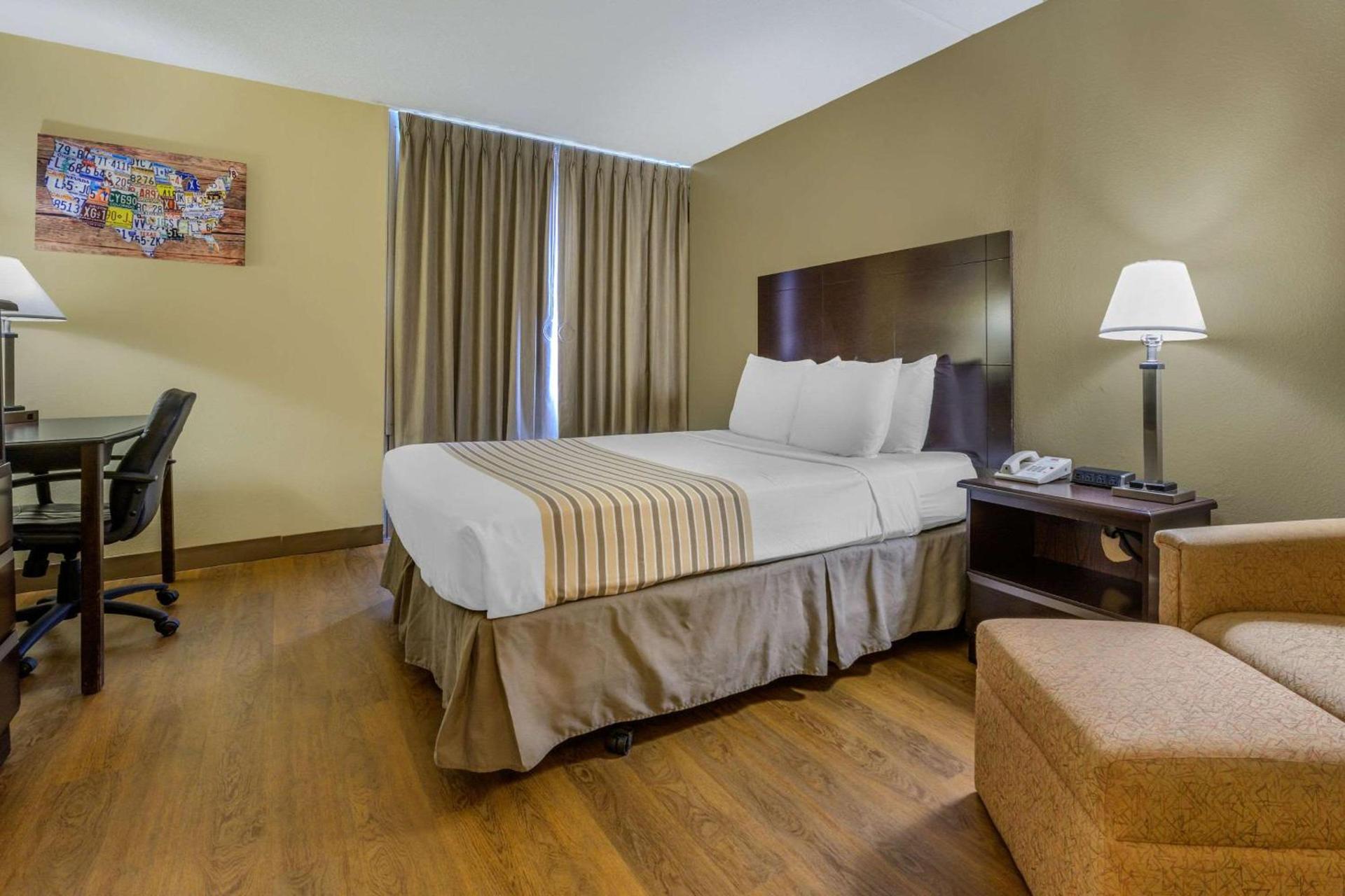 Econo Lodge Inn & Suites Triadelphia - Wheeling photo 17