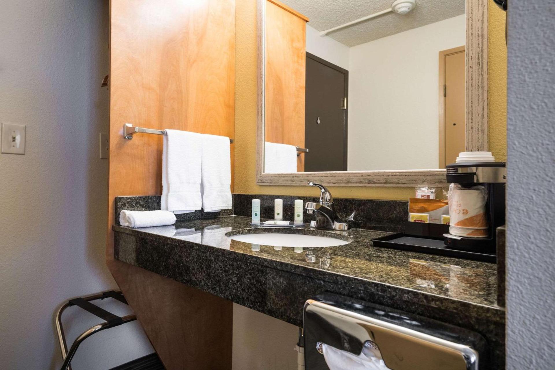 Quality Inn & Suites Silverdale Bangor-Keyport photo 12