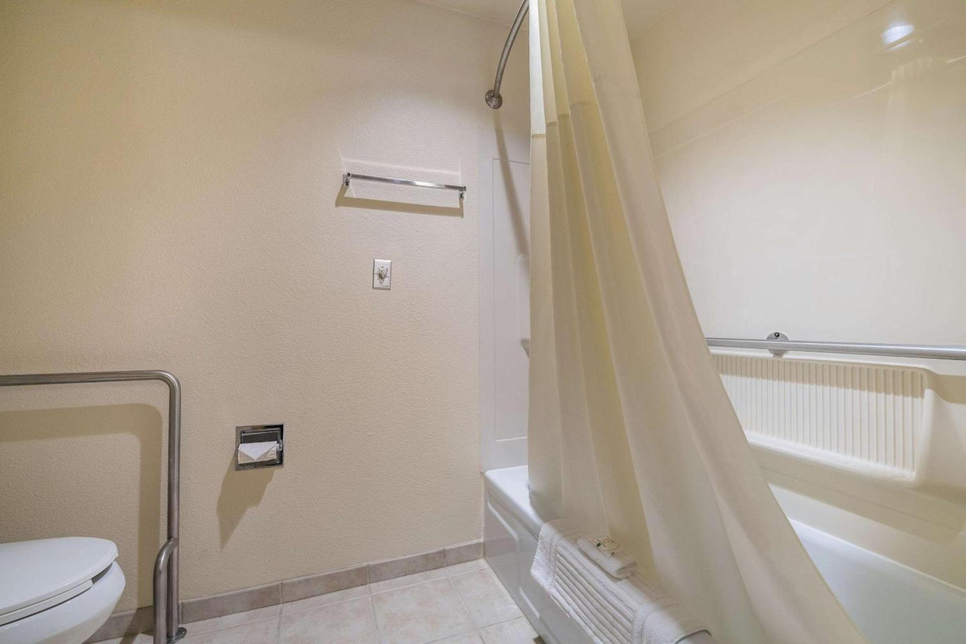 Quality Inn & Suites Silverdale Bangor-Keyport photo 22