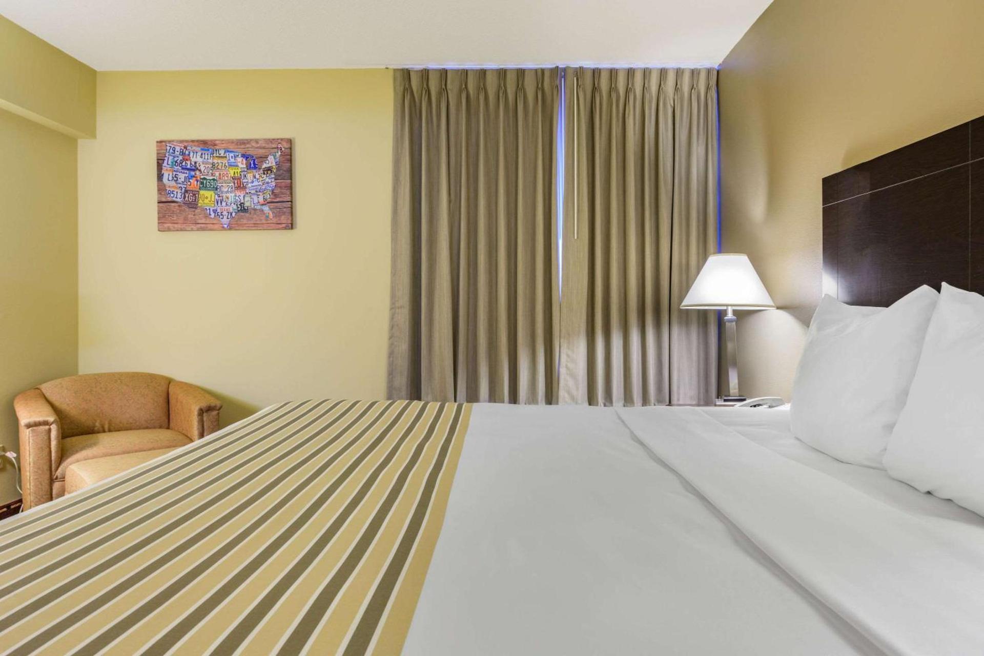 Econo Lodge Inn & Suites Triadelphia - Wheeling photo 15