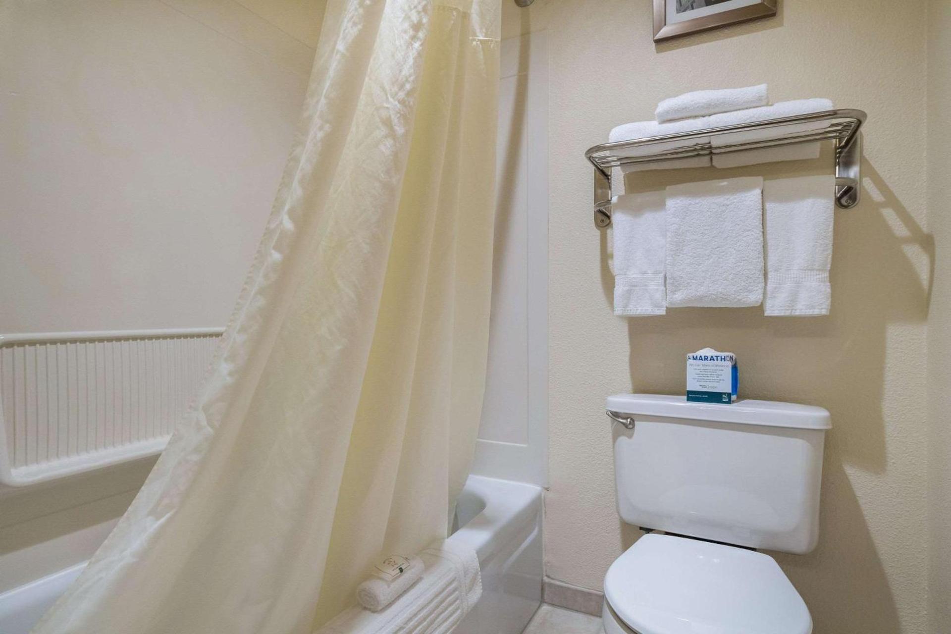 Quality Inn & Suites Silverdale Bangor-Keyport photo 21