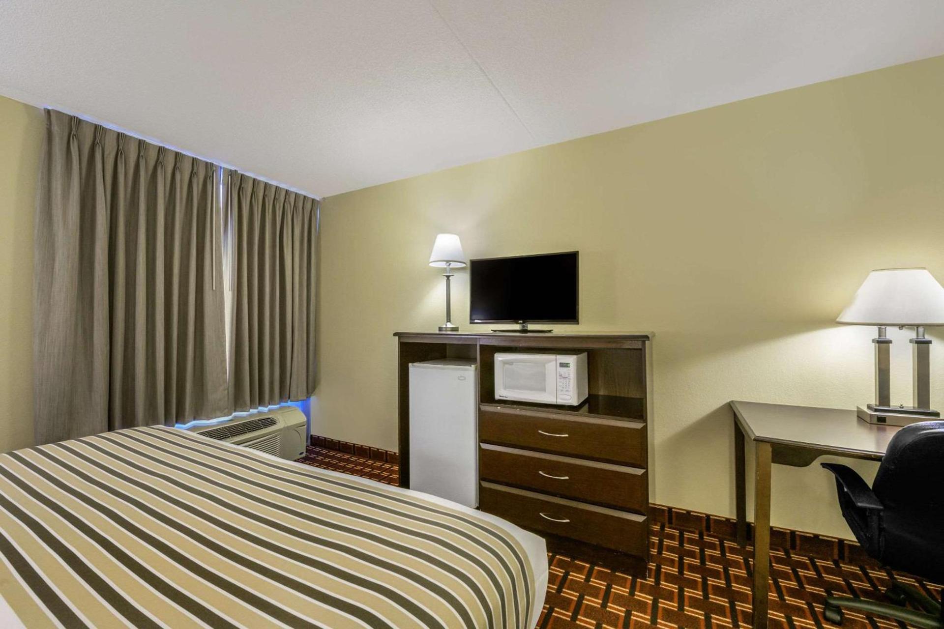 Econo Lodge Inn & Suites Triadelphia - Wheeling photo 13
