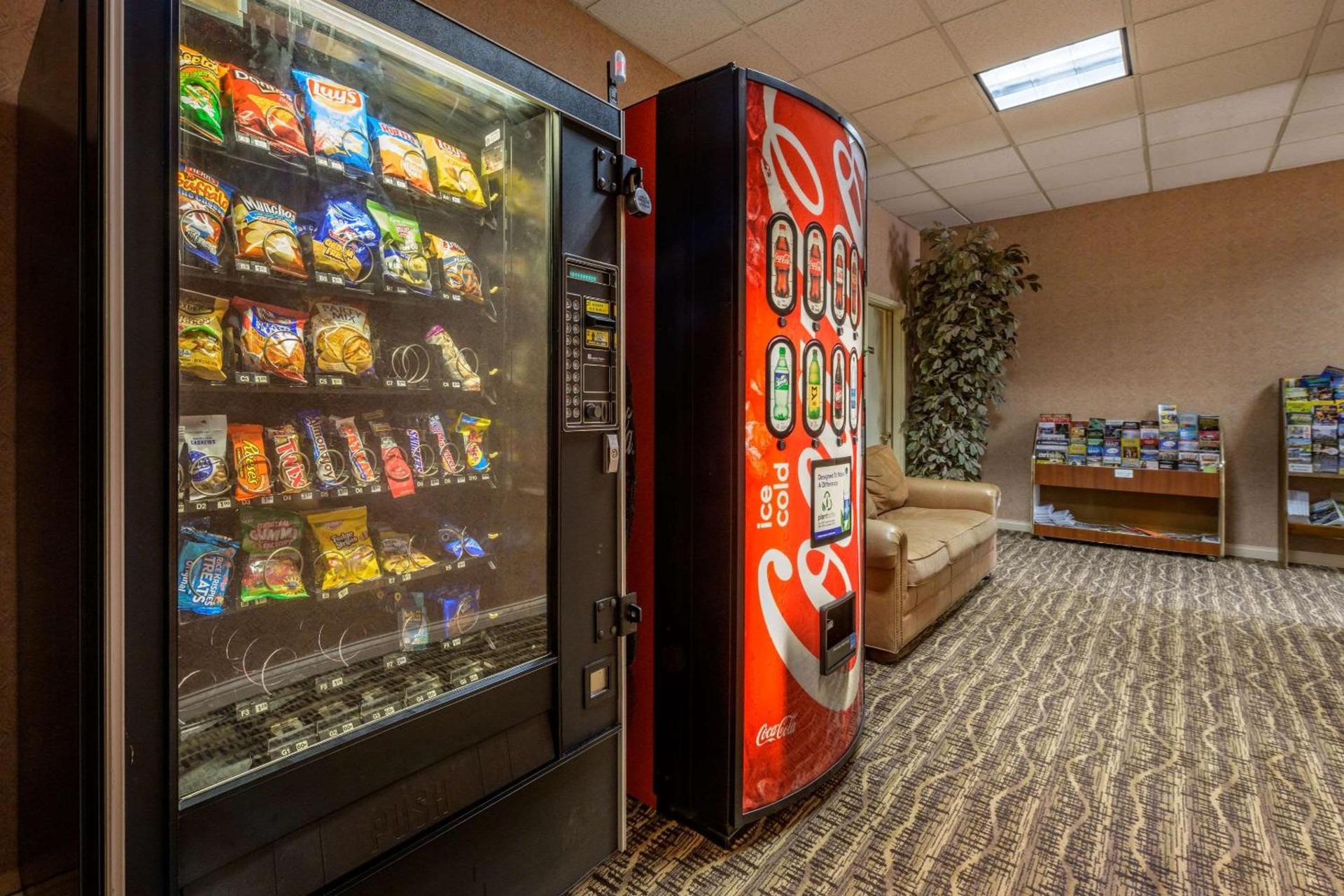 Econo Lodge Inn & Suites Triadelphia - Wheeling photo 11
