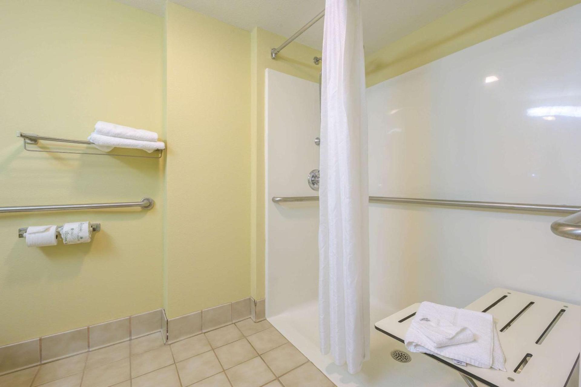 Econo Lodge Inn & Suites Triadelphia - Wheeling photo 12