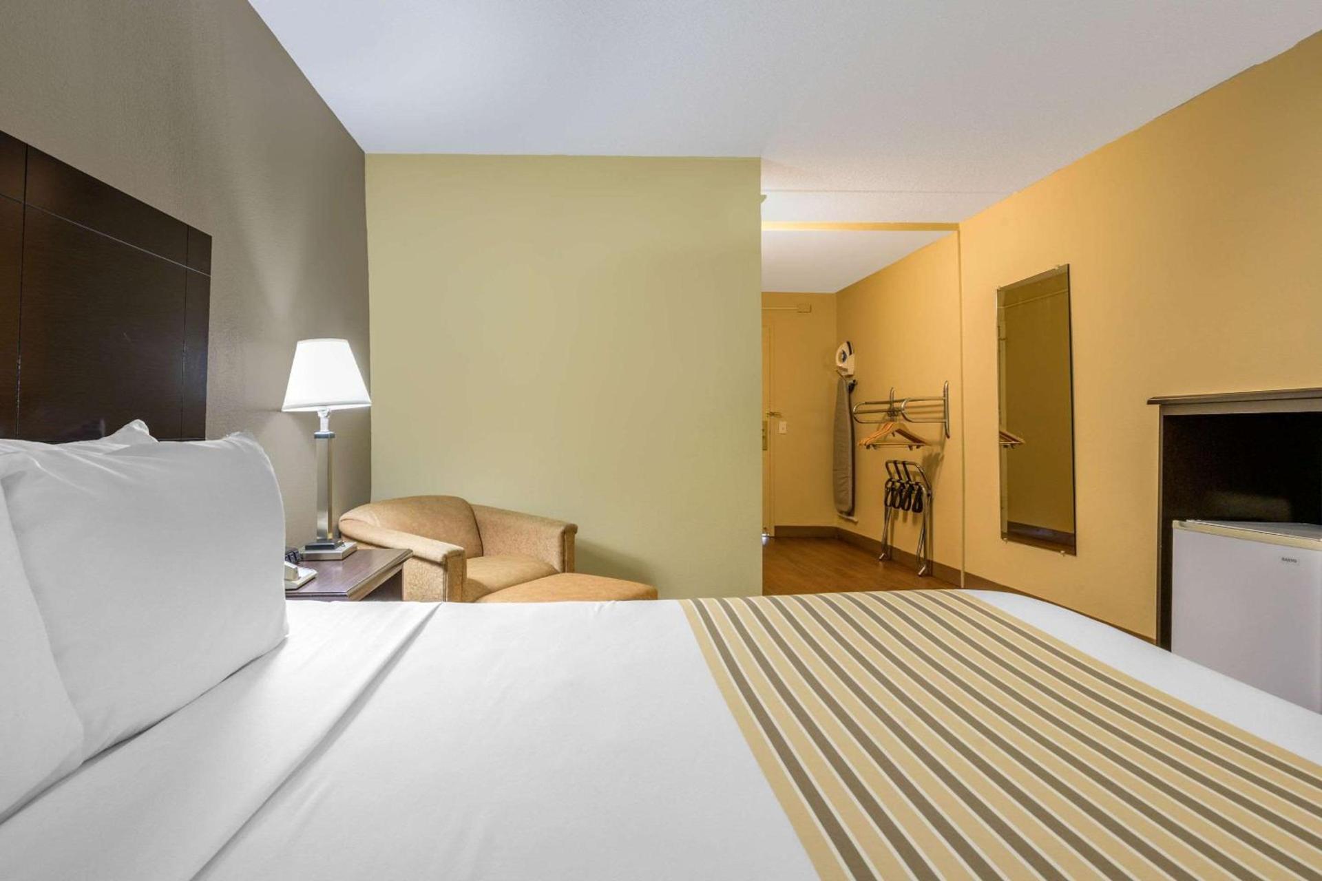 Econo Lodge Inn & Suites Triadelphia - Wheeling photo 10