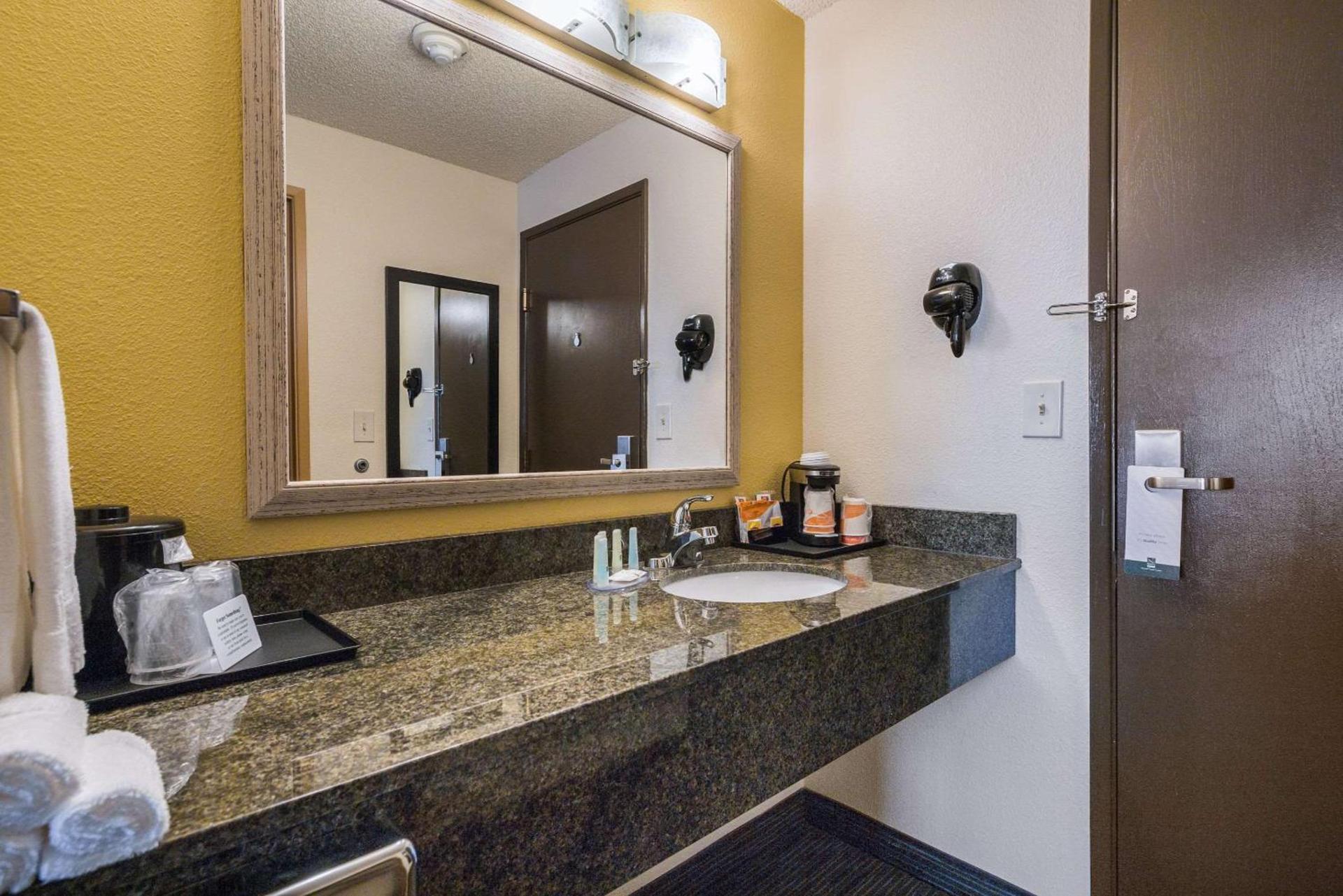 Quality Inn & Suites Silverdale Bangor-Keyport photo 16