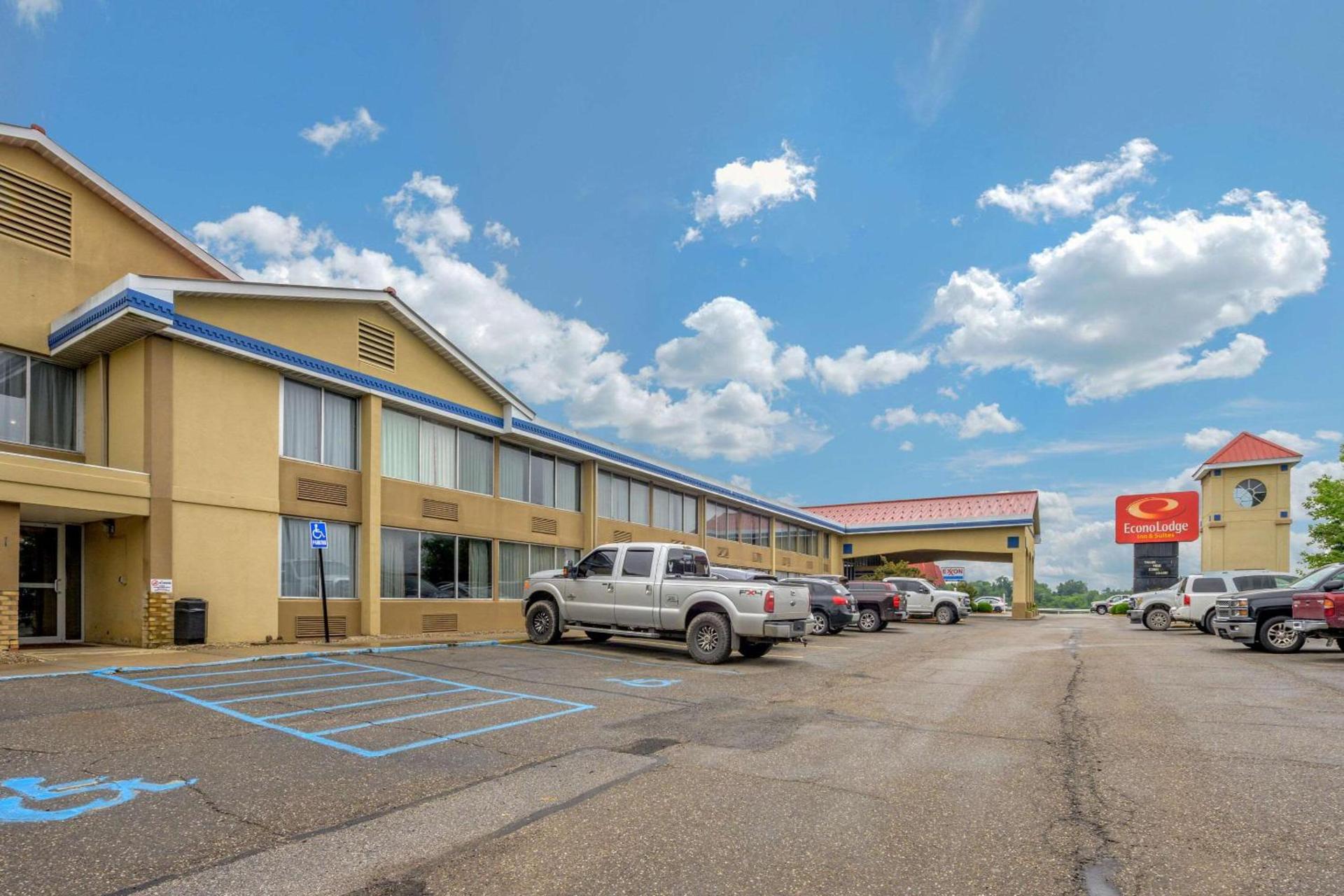 Econo Lodge Inn & Suites Triadelphia - Wheeling photo 2