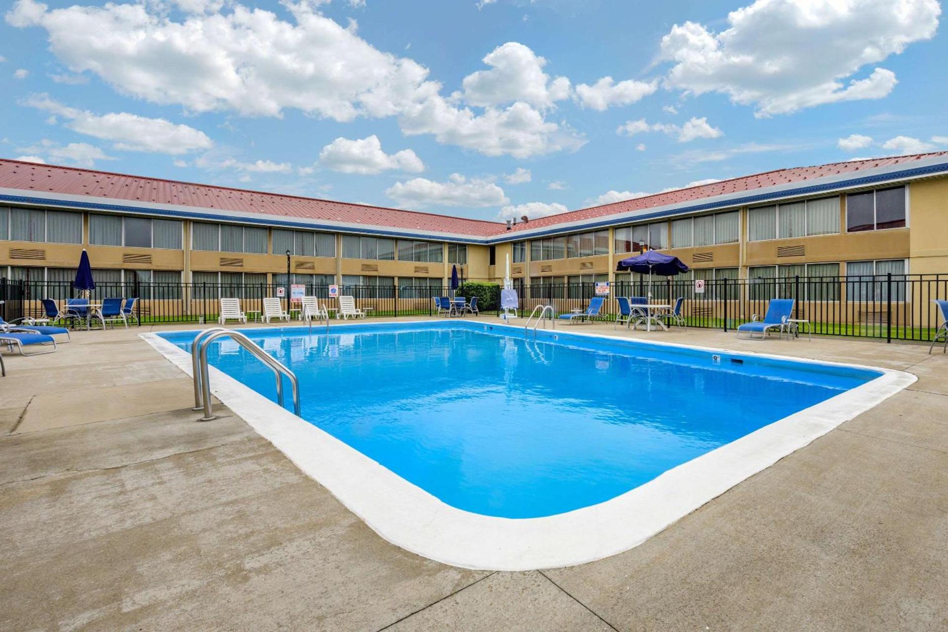 Econo Lodge Inn & Suites Triadelphia - Wheeling photo 6