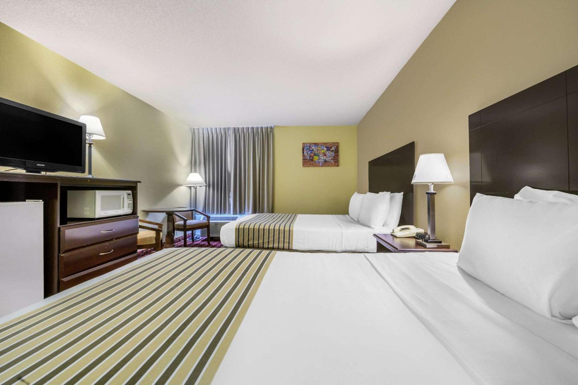 Econo Lodge Inn & Suites Triadelphia - Wheeling photo 9