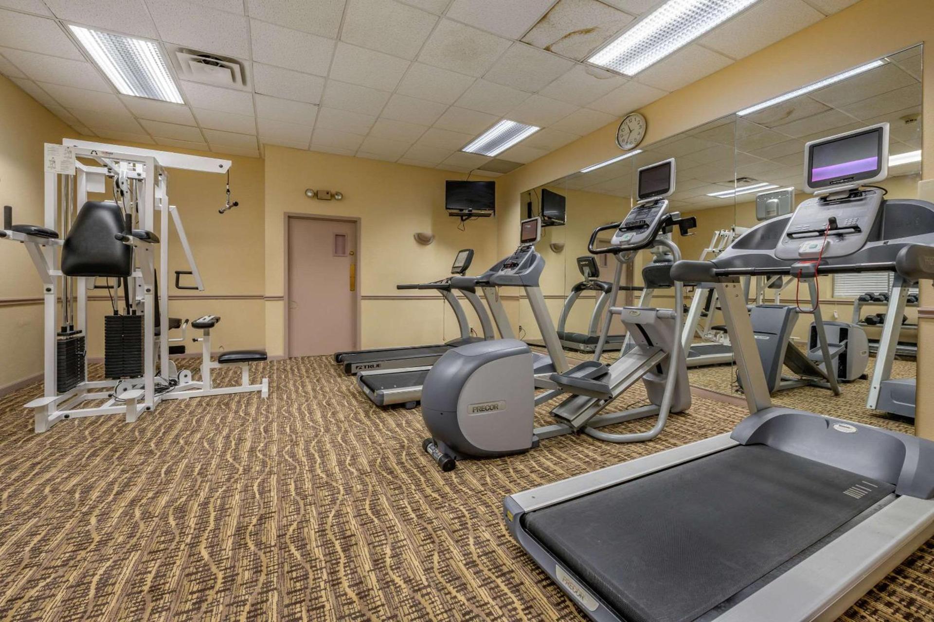 Econo Lodge Inn & Suites Triadelphia - Wheeling photo 8