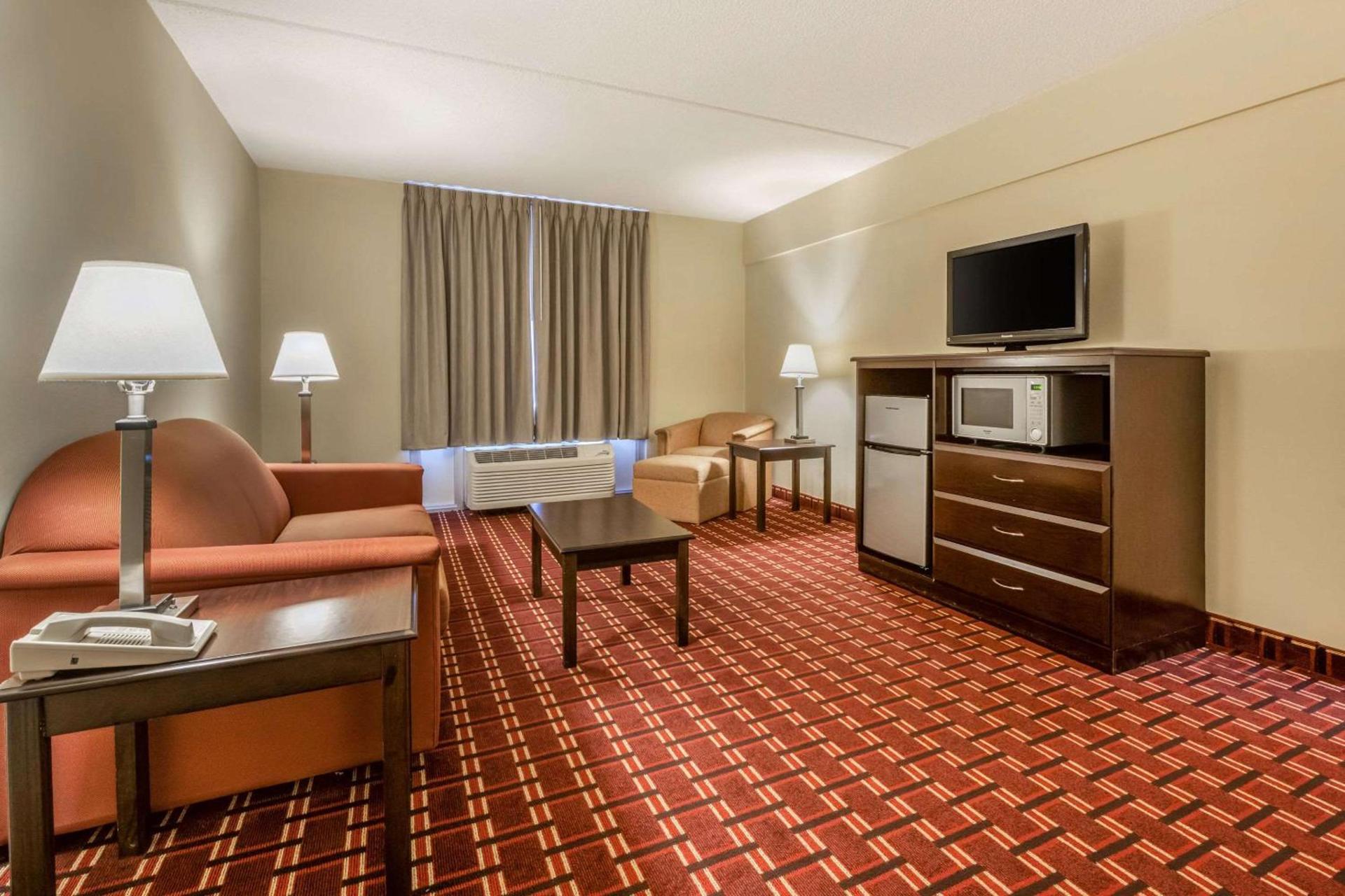 Econo Lodge Inn & Suites Triadelphia - Wheeling photo 4