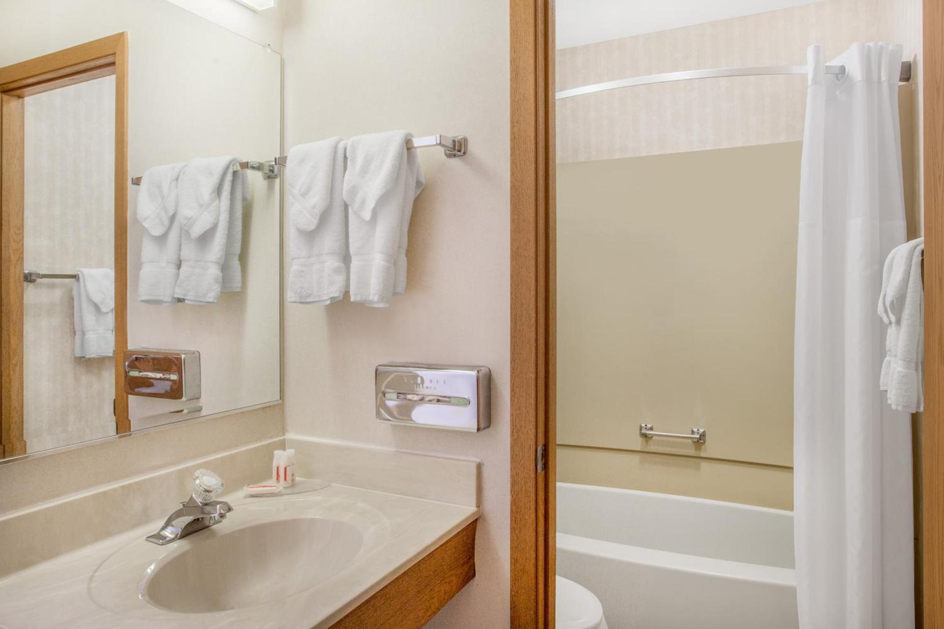 Days Inn by Wyndham Marquette photo 44