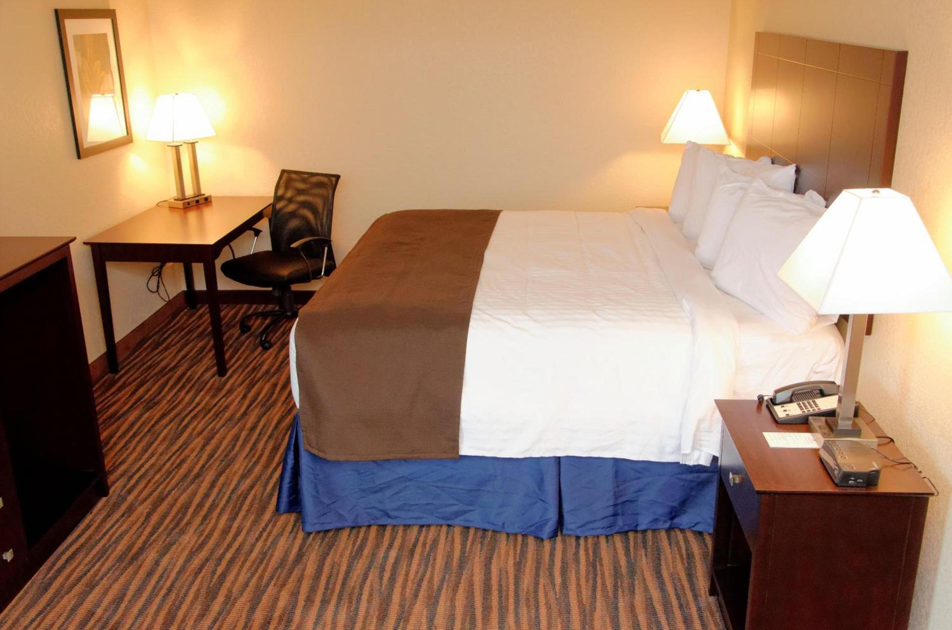 Cobblestone Inn & Suites - Denison | Oak Ridge photo 16