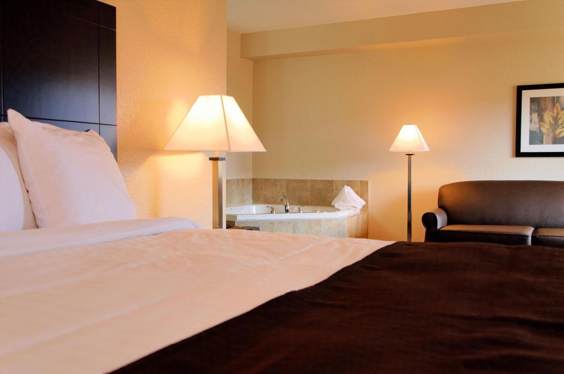 Cobblestone Inn & Suites - Denison | Oak Ridge photo 18