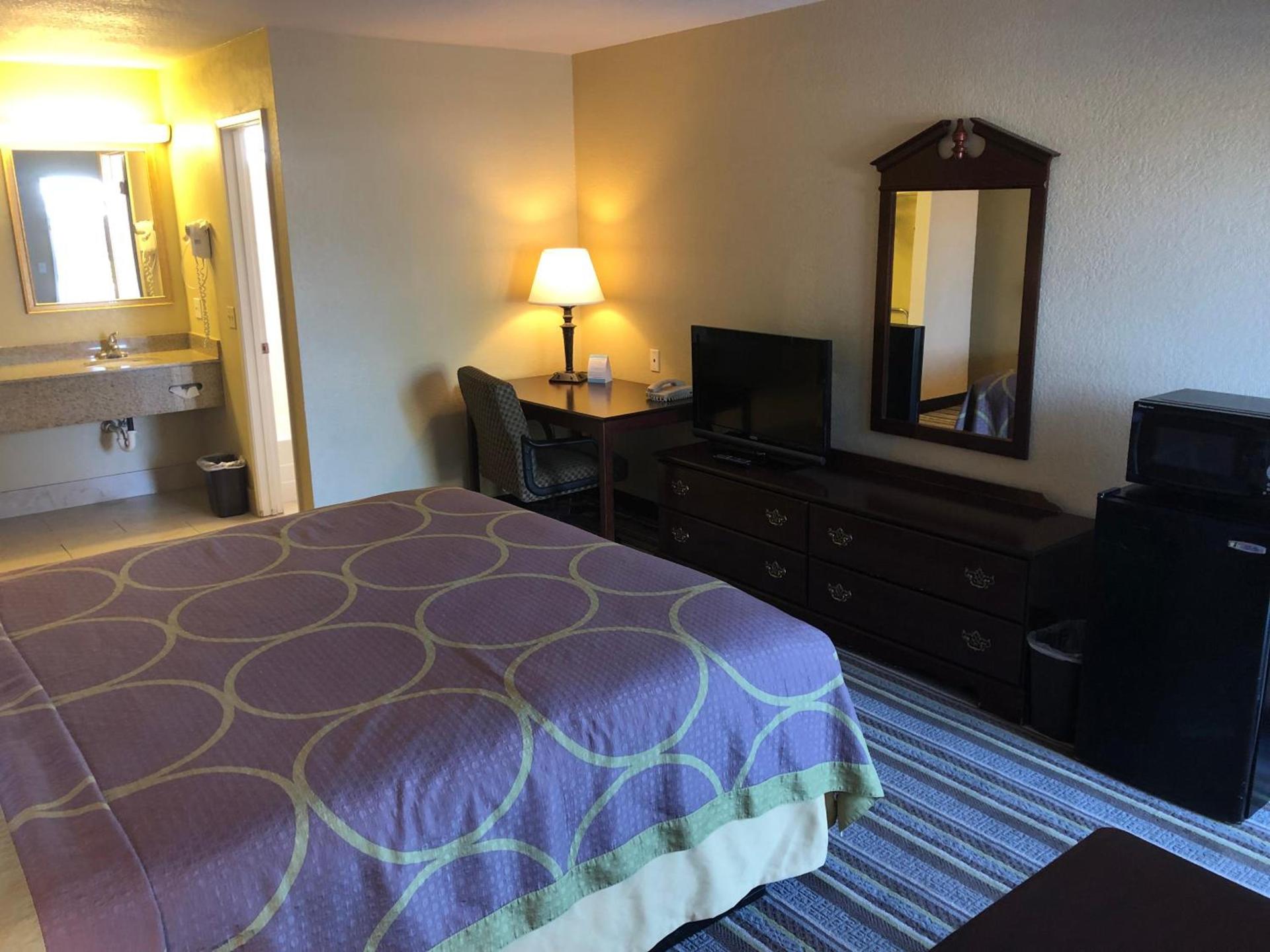 Super 8 by Wyndham Corning photo 22