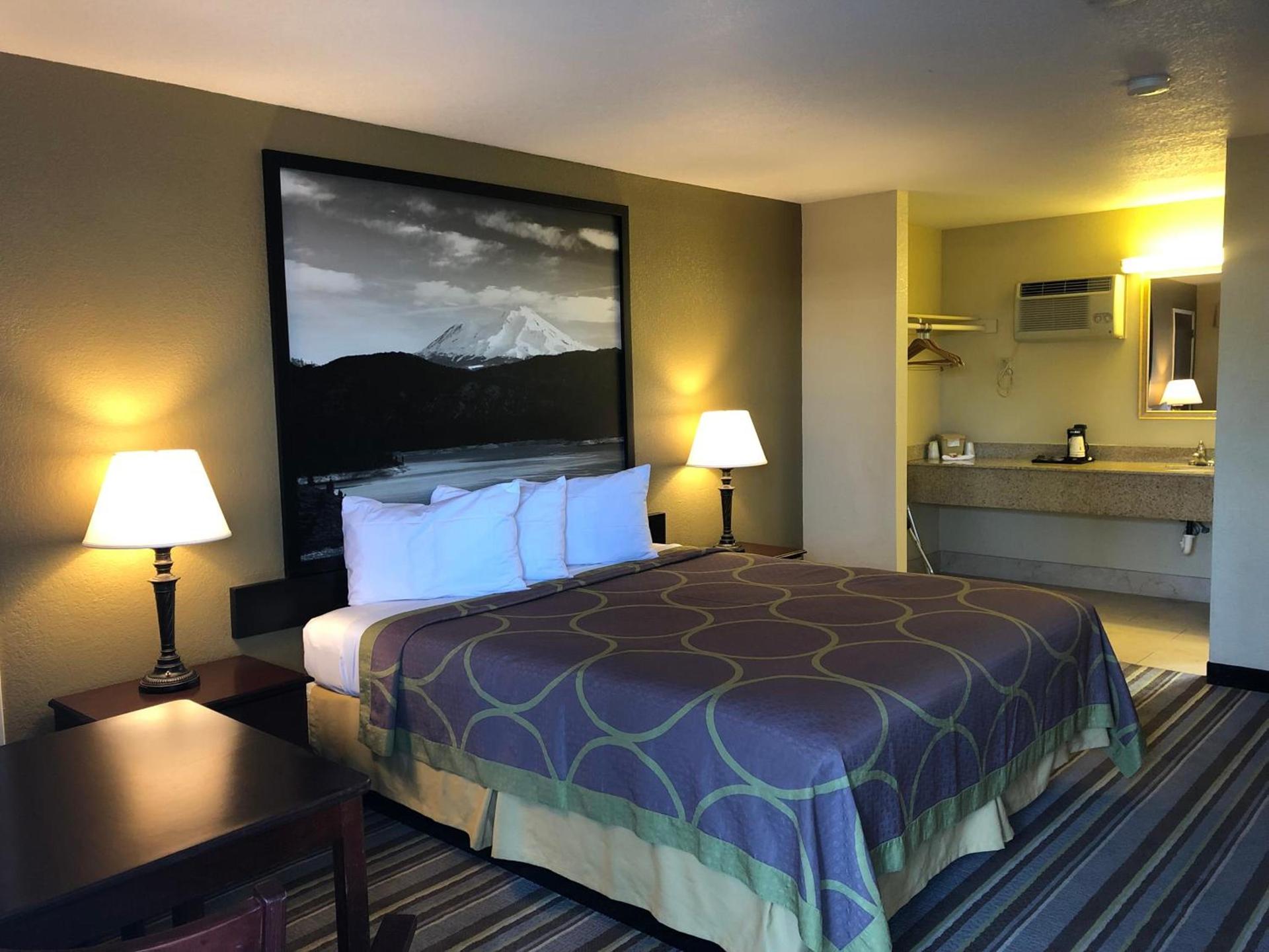 Super 8 by Wyndham Corning photo 24