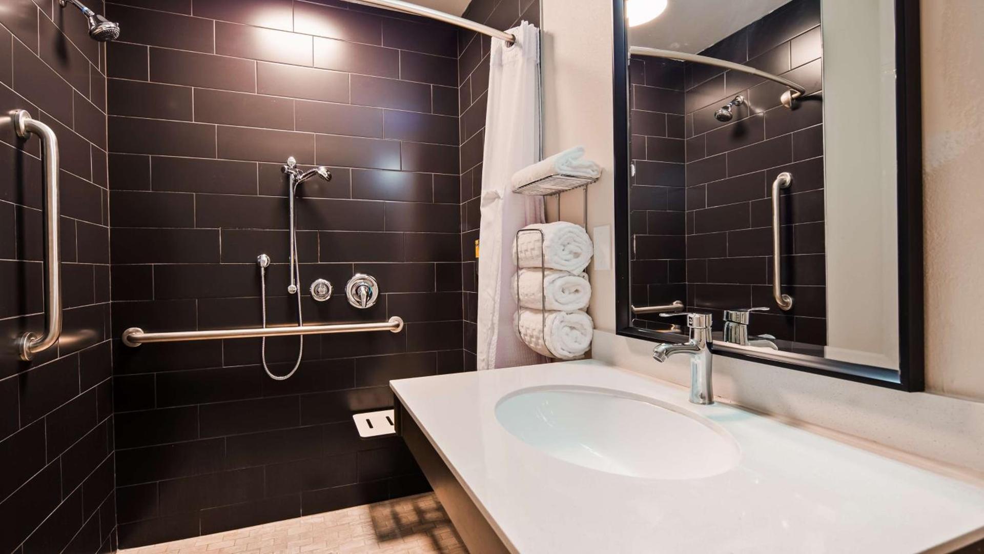 Best Western Plus New Barstow Inn & Suites photo 16