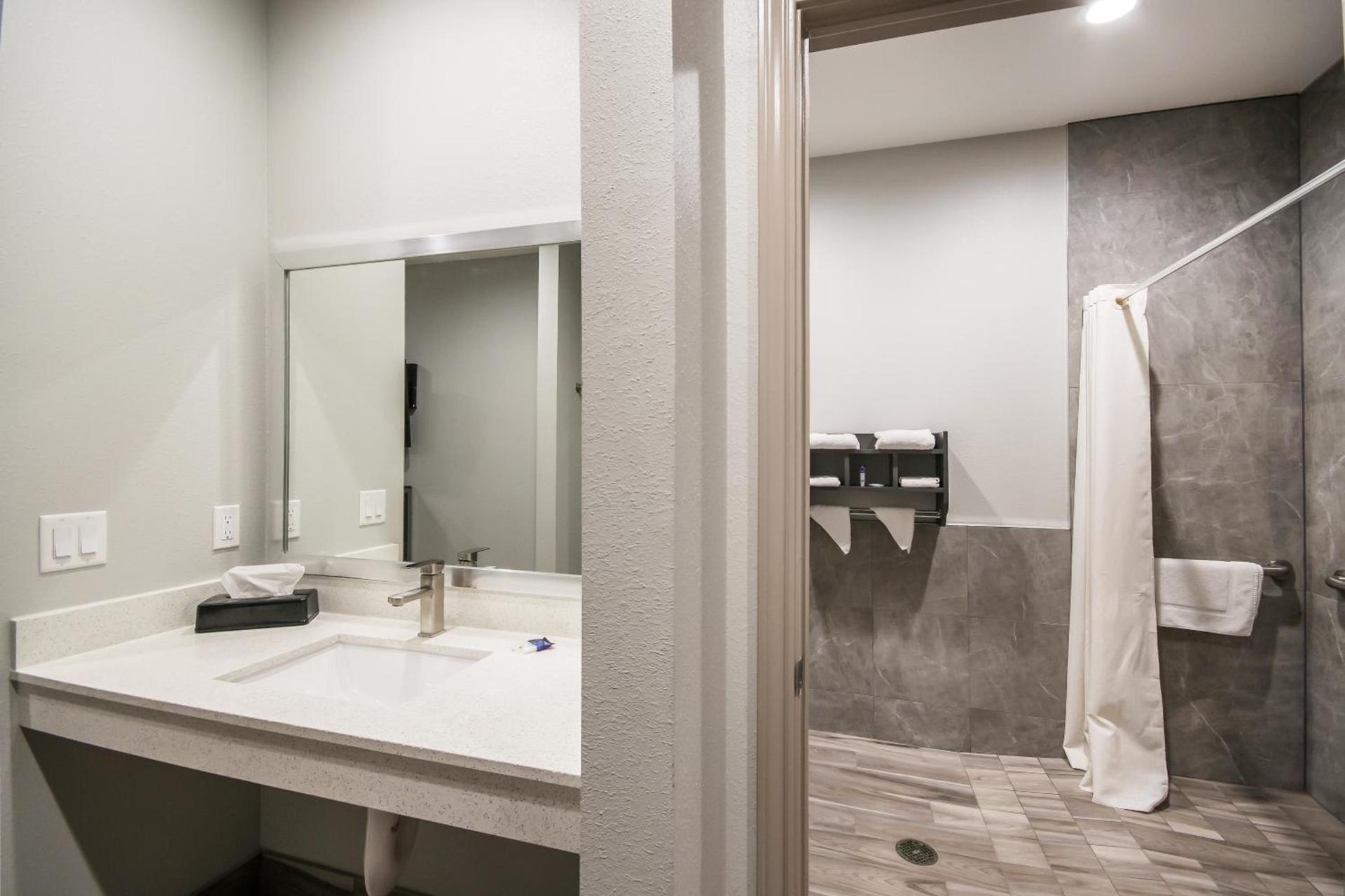 Americas Best Value Inn & Suites Northeast Houston Downtown I-610 photo 26