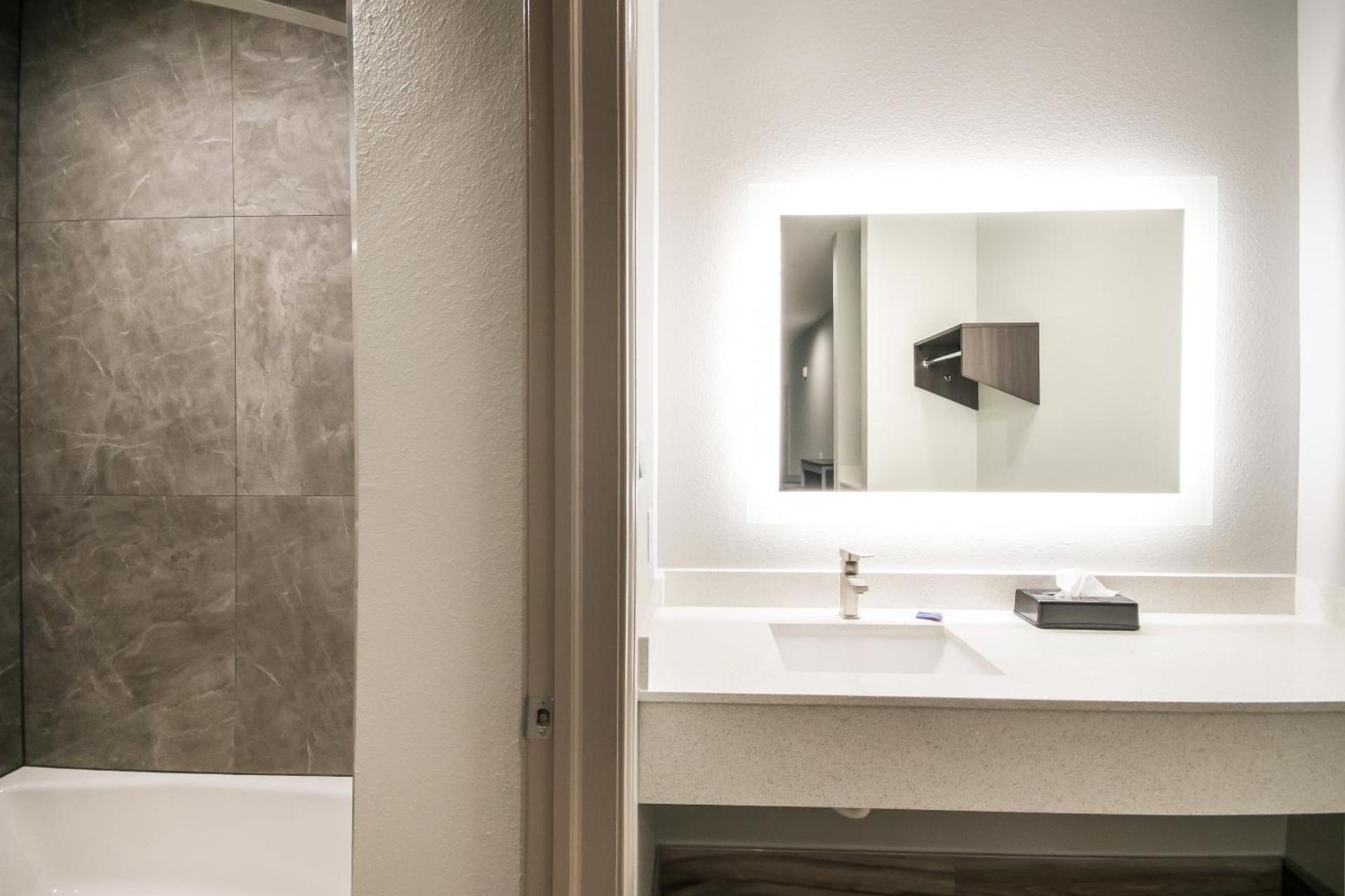 Americas Best Value Inn & Suites Northeast Houston Downtown I-610 photo 14